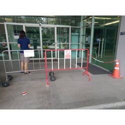 แผงกั้นจราจรสแตนเลส มีล้อ