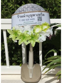 พวงหรีดพัดลม_16นิ้ว ช่อดอกไม้โทนขาวเขียว(พัดลมปรับระดับได้)