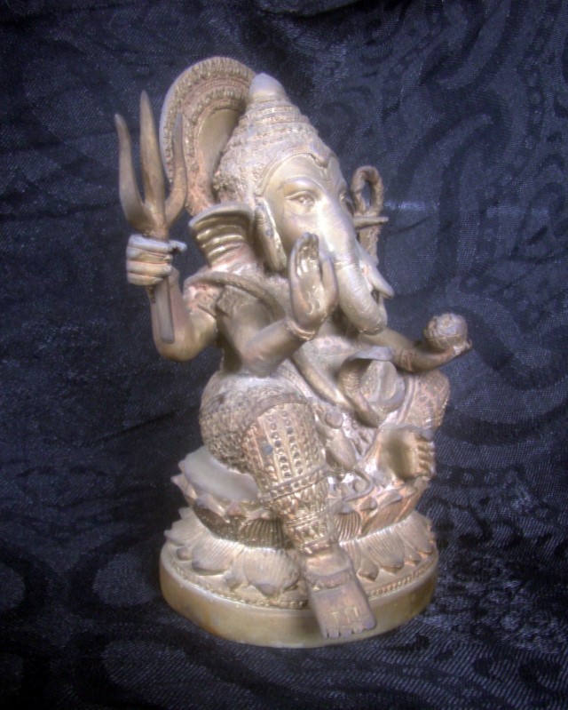 พระพิฆเนศวร์ เทพเจ้าแห่งความสำเร็จ ขนาดบูชา หน้าตักเกือบ 4 นิ้ว เนื้อโลหะผสม ตรีศูล (สามง่าม) ถอดได้ งานหล่อดี มีรายละเอียดครับ