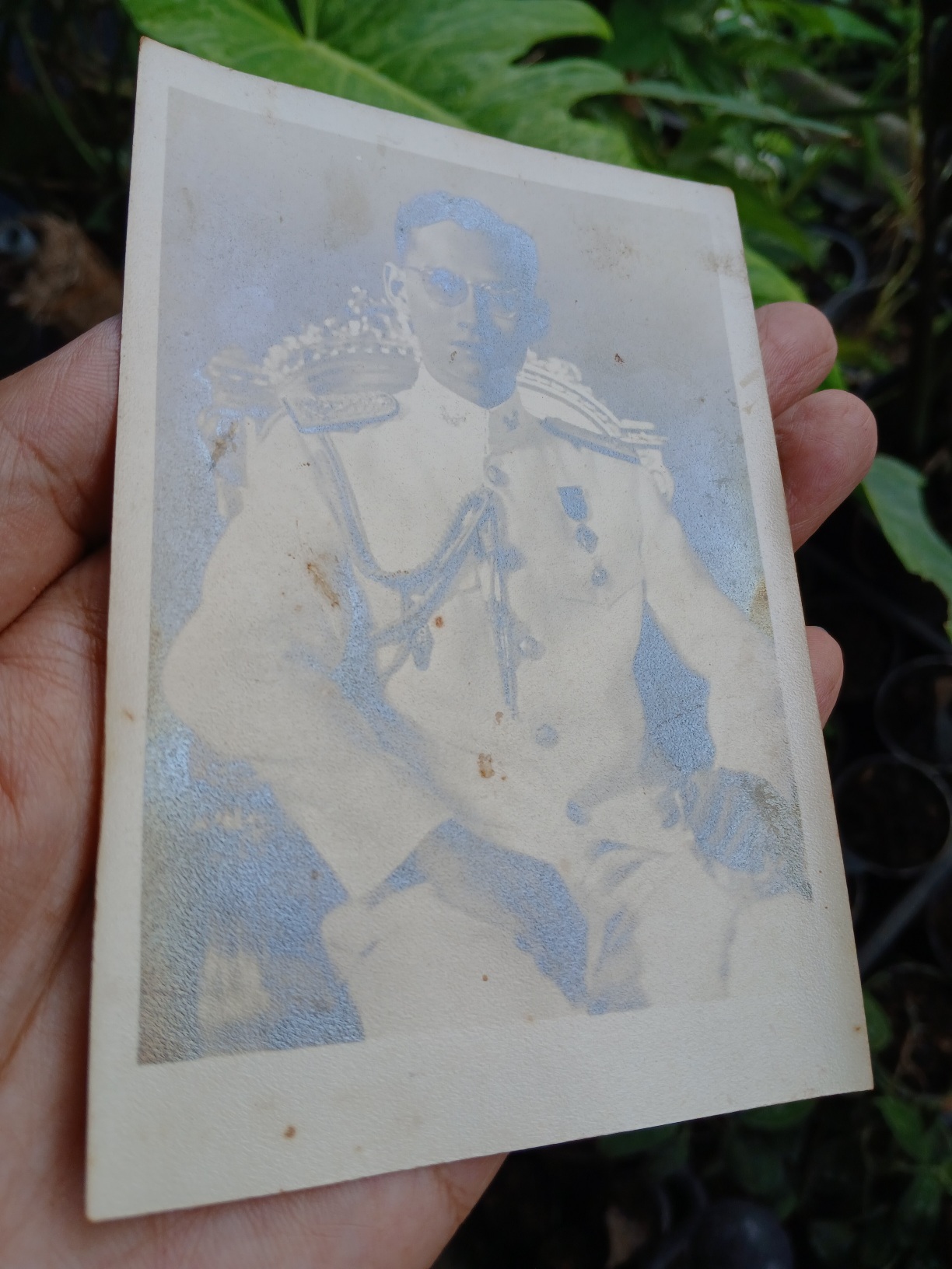 ภาพในหลวง รัชกาลที่ 9 สภาพเก่าเก็บ ขนาด กว้าง 9 cm. สูง 13.3 cm. (3.5 นิ้ว x 5 นิ้ว)