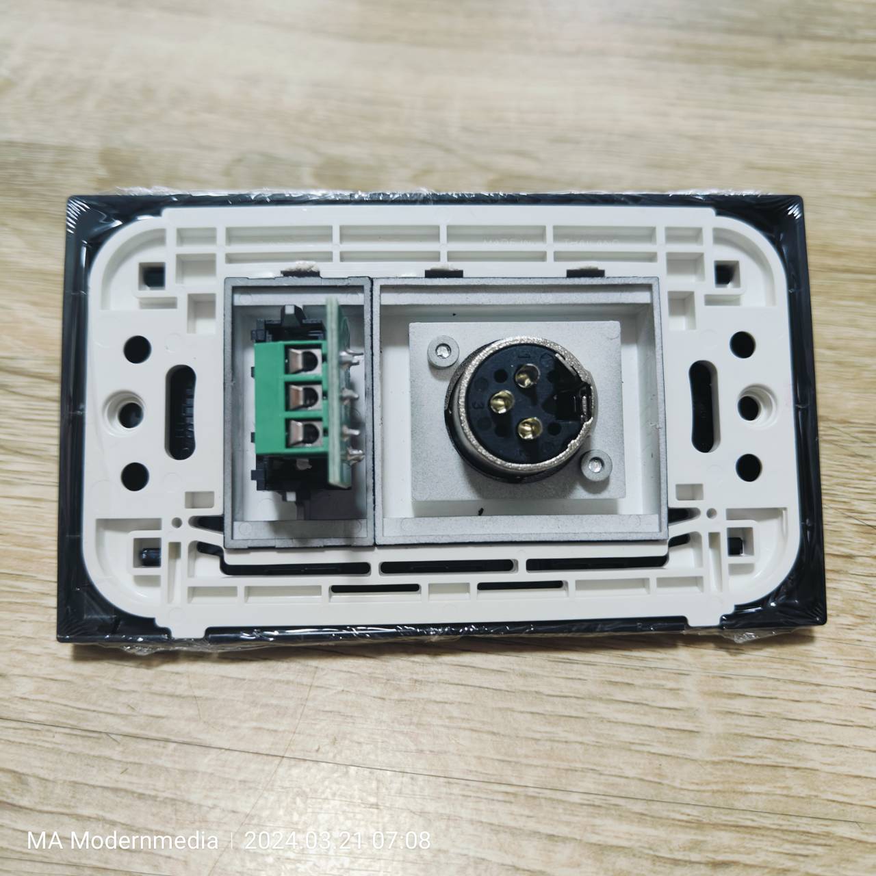 Wall plate XLR / RCA(Panasonic) (ขาว/ดำ)