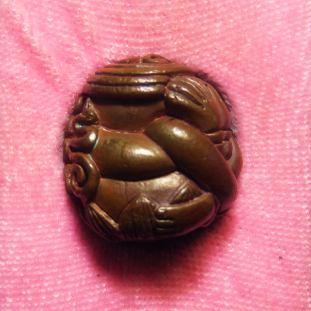 ลูกอมพระปิดตาสอดเข่ามหายันต์ ขุนพันธ์พุทธาคมเขาอ้อ ปี 2544 เนื้อทองแดงเถื่อน หมายเลข ๒๐๕ พร้อมกล่องเดิมครับ