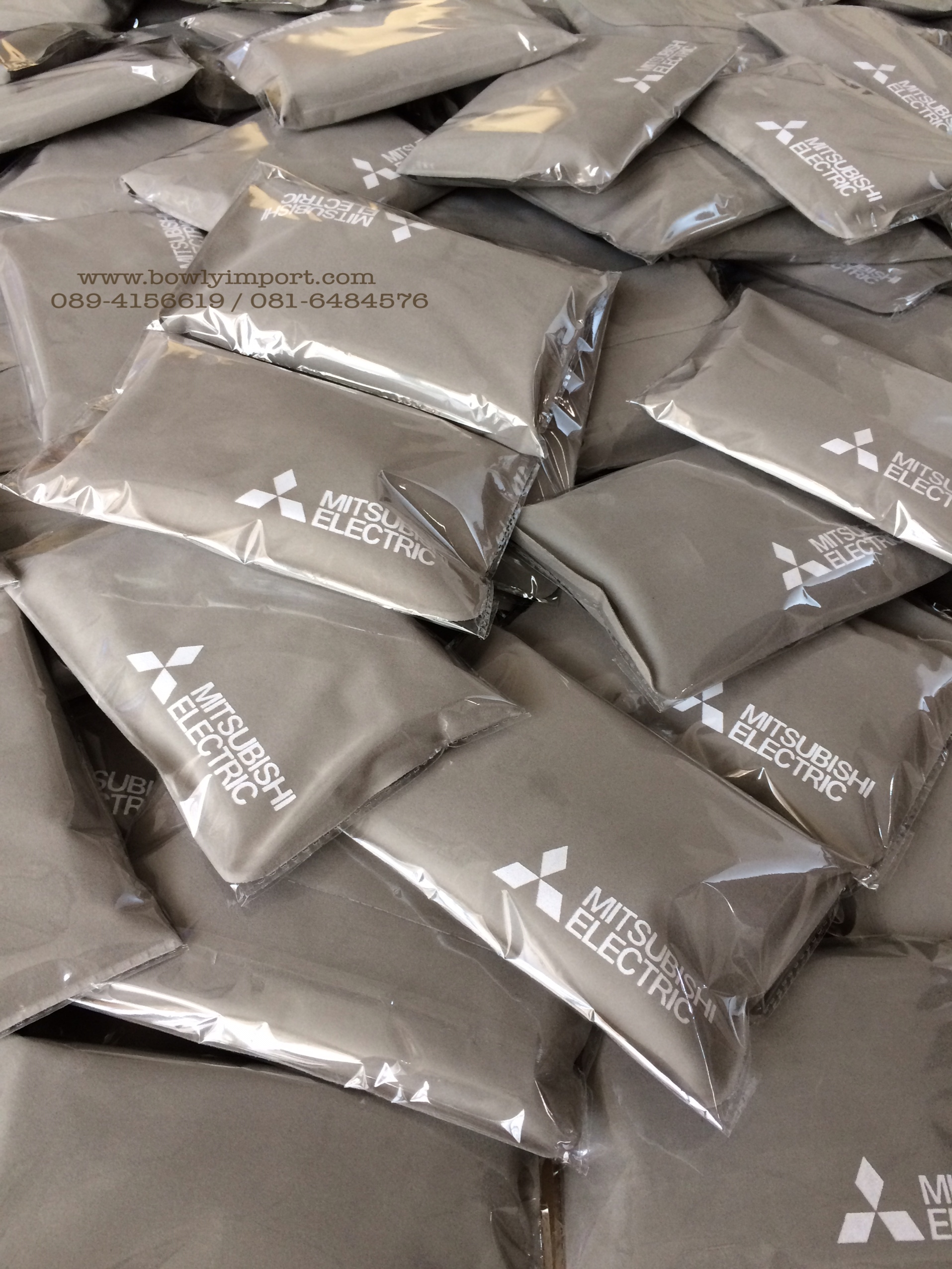 หมอนรองคอเป่าลม เนื้อผ้ากำมะหยี่ พร้อมสกรีนโลโก้