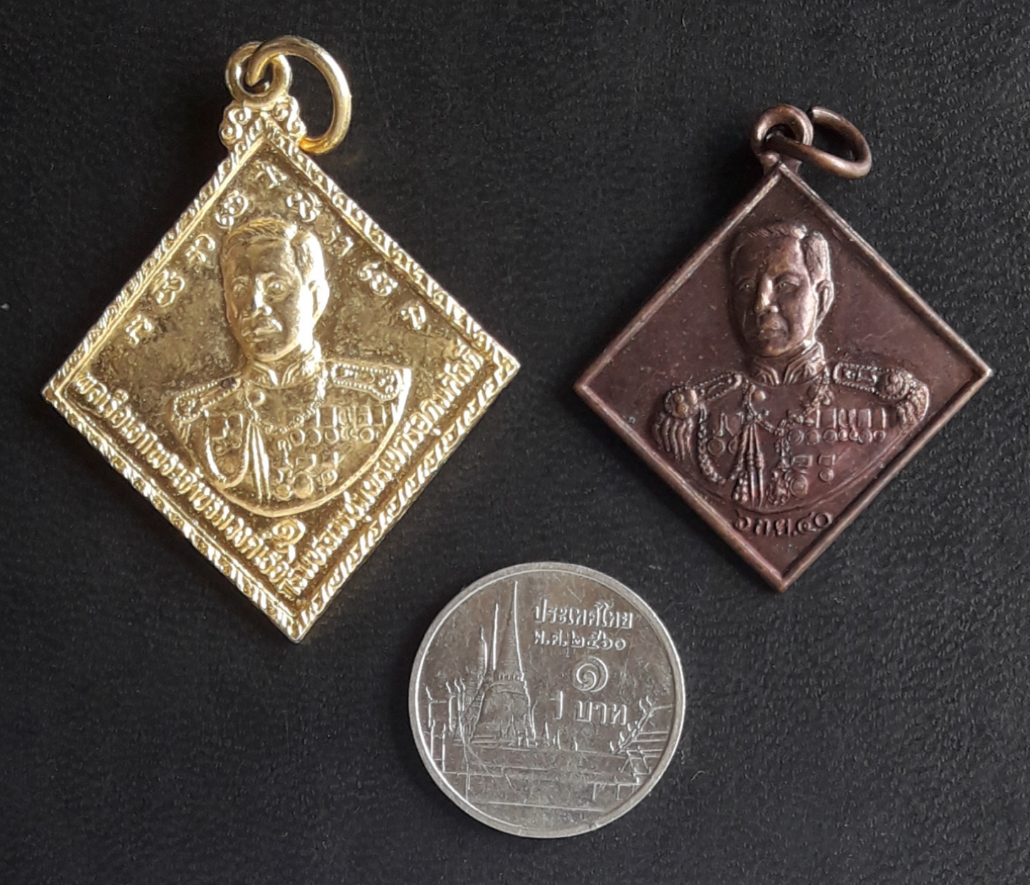 2 เหรียญ กรมหลวงชุมพรเขตต์อุดมศักดิ์ วัดเลียบราษฎร์บำรุง อนุสรณ์ ร.ล.ชุมพร ณ หาดทรายรี ปี 2534 กะไหล่ทอง + เหรียญปี 2540 ครับ