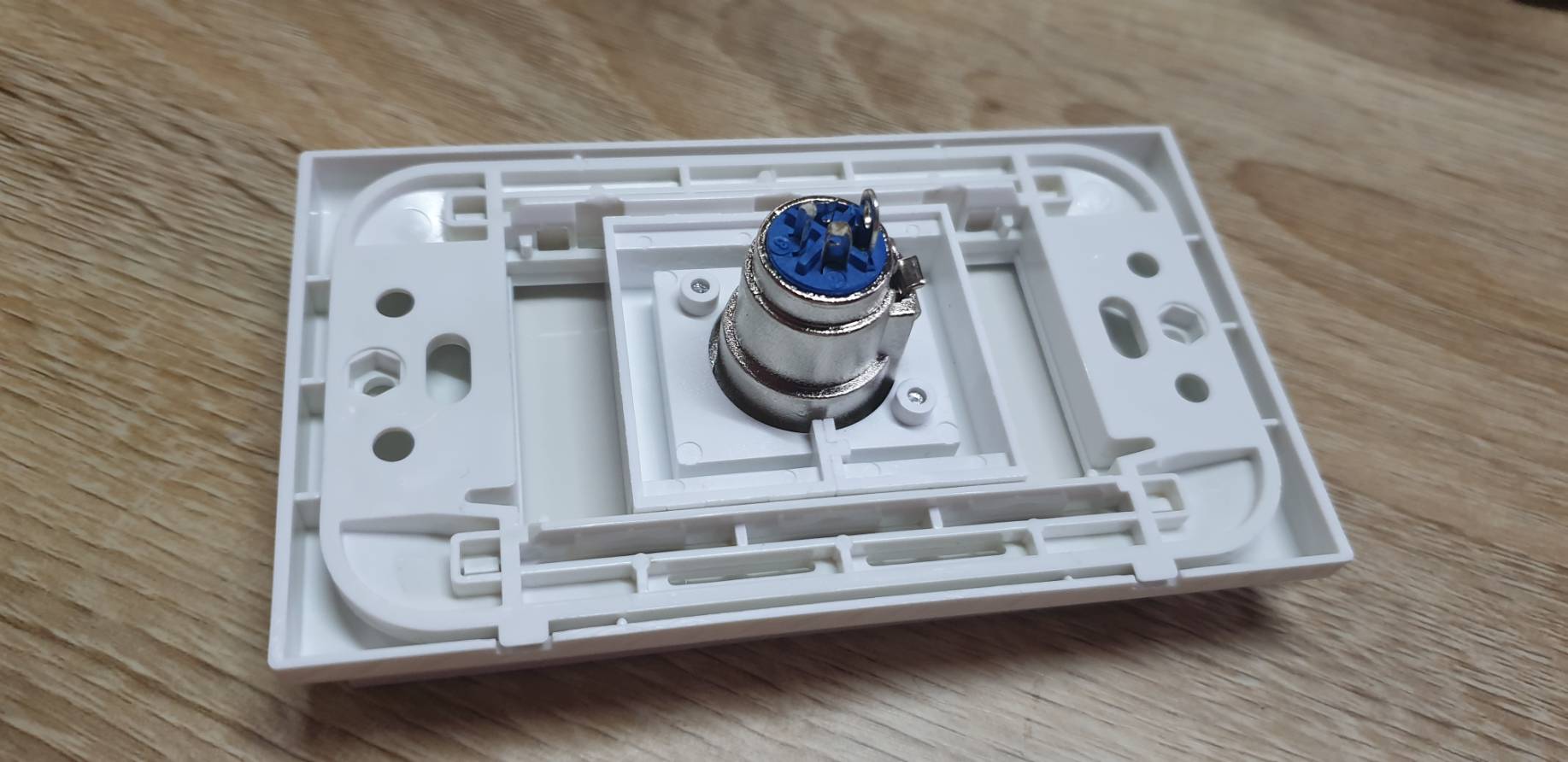 Wall plate XLR 1ช่อง (หน้ากากสีขาวขอบเงิน )