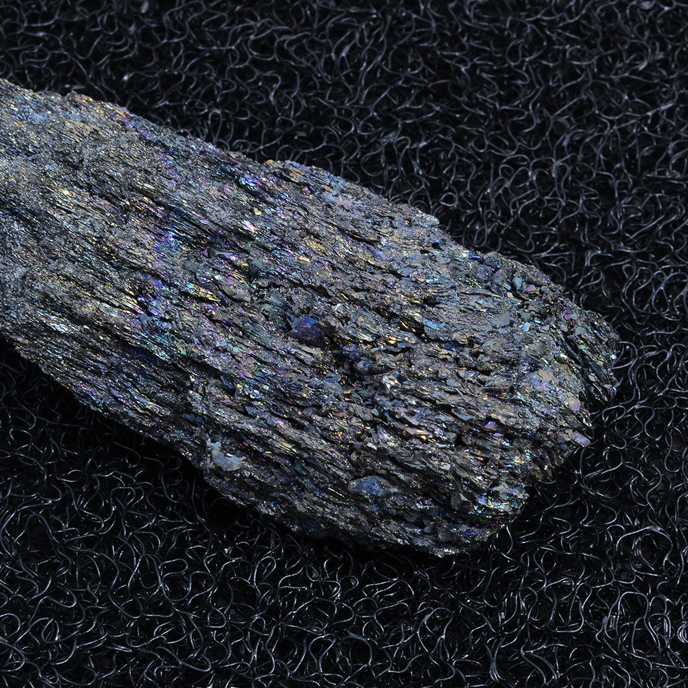 VR-01 ผลึกหินภูเขาไฟ ผลึกแร่ ซิลิคอนคาร์ไบต์ ผลึกคริสตัลสีดำ volcanic rock, mineral crystals, silicon carbide ขนาด สูง 13 ซม./กว้าง 6 ซม. 1 690 กรัม