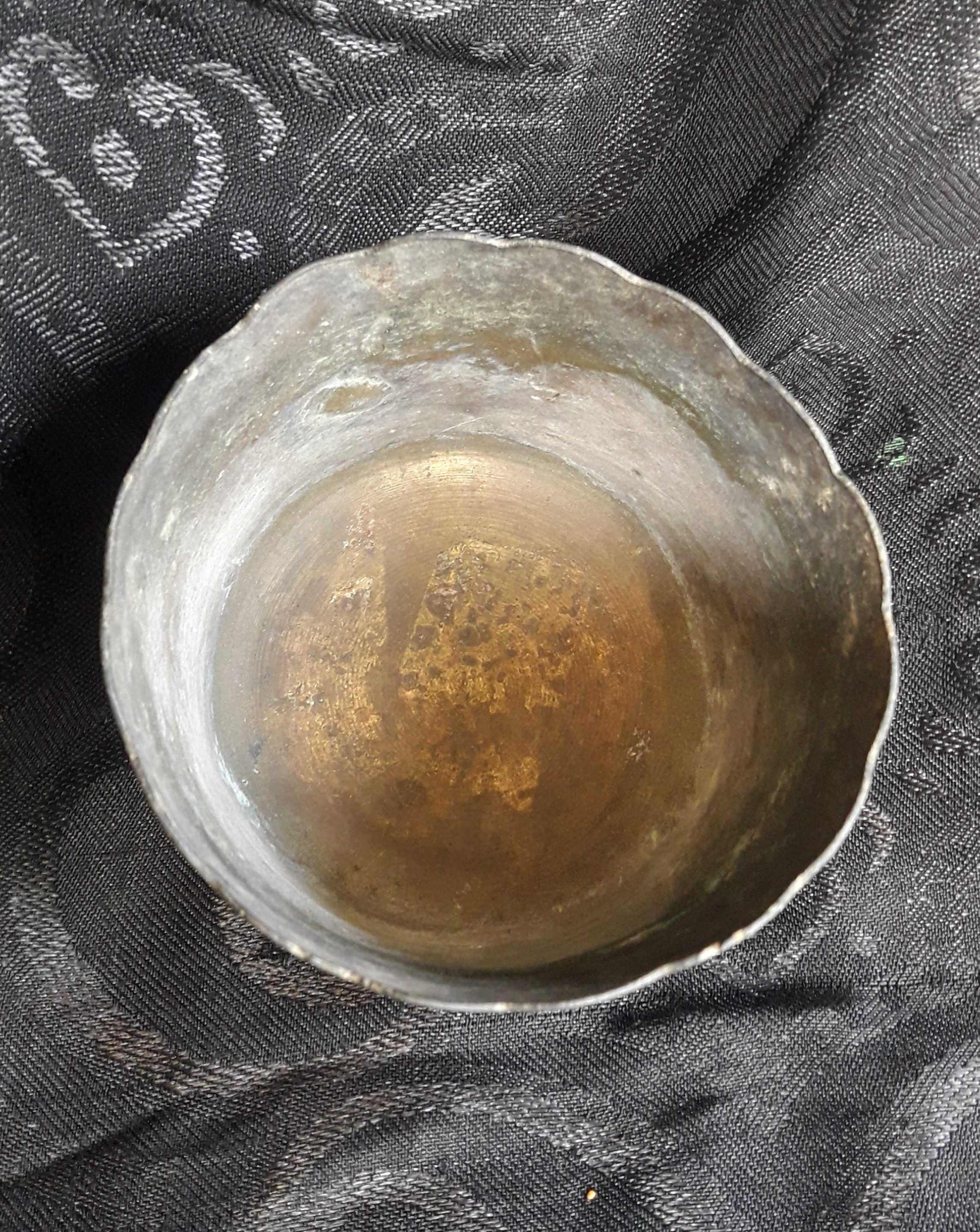 กระถางธูปทองเหลืองเก่า แบบปากจีบ ขนาดเส้นผ่าศูนย์กลางวัดจากปากกระถางธูป 4.5 นิ้ว