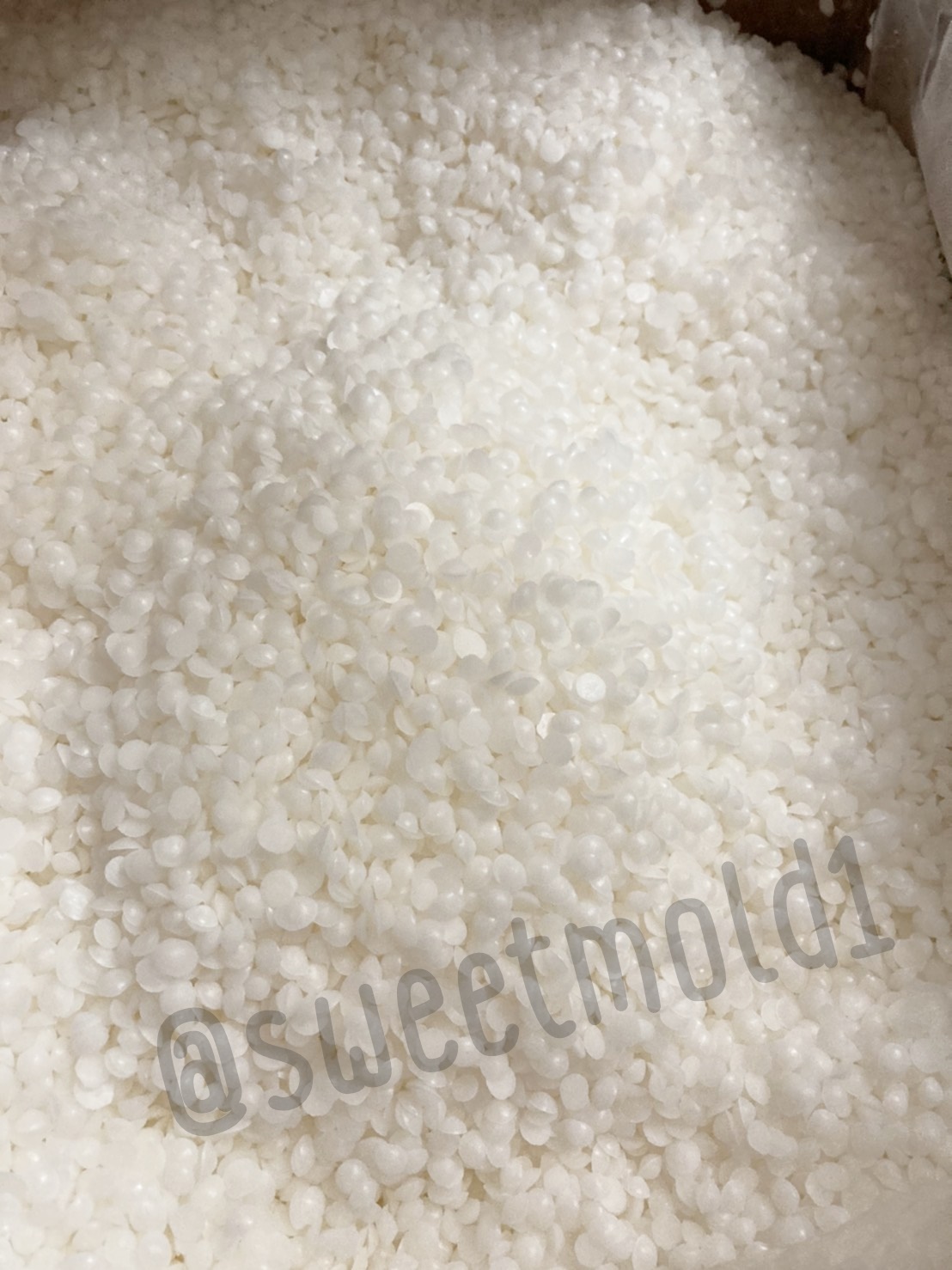 E-Wax(Emulsifying Wax) ตัวประสานน้ำมันกับน้ำผสมรวมตัวเข้าด้วยกัน และช่วยสร้างเนื้อครีม ให้เกิดความหนืด