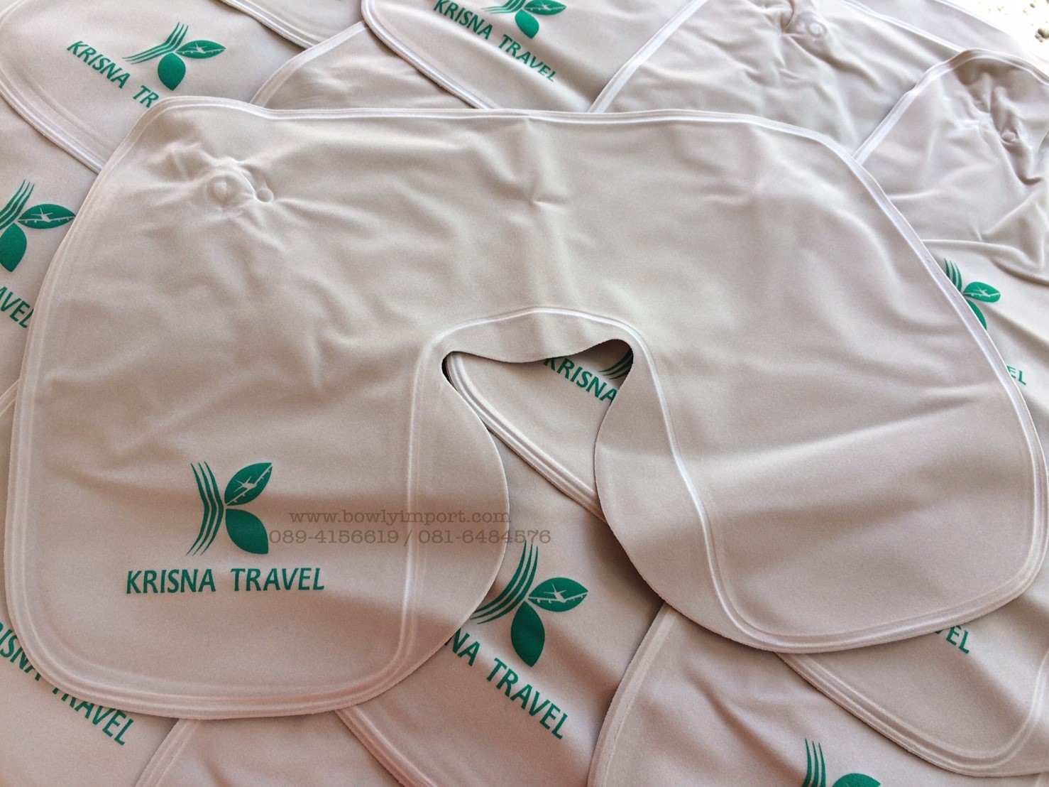 หมอนรองคอเป่าลม เนื้อผ้ากำมะหยี่ พร้อมสกรีนโลโก้