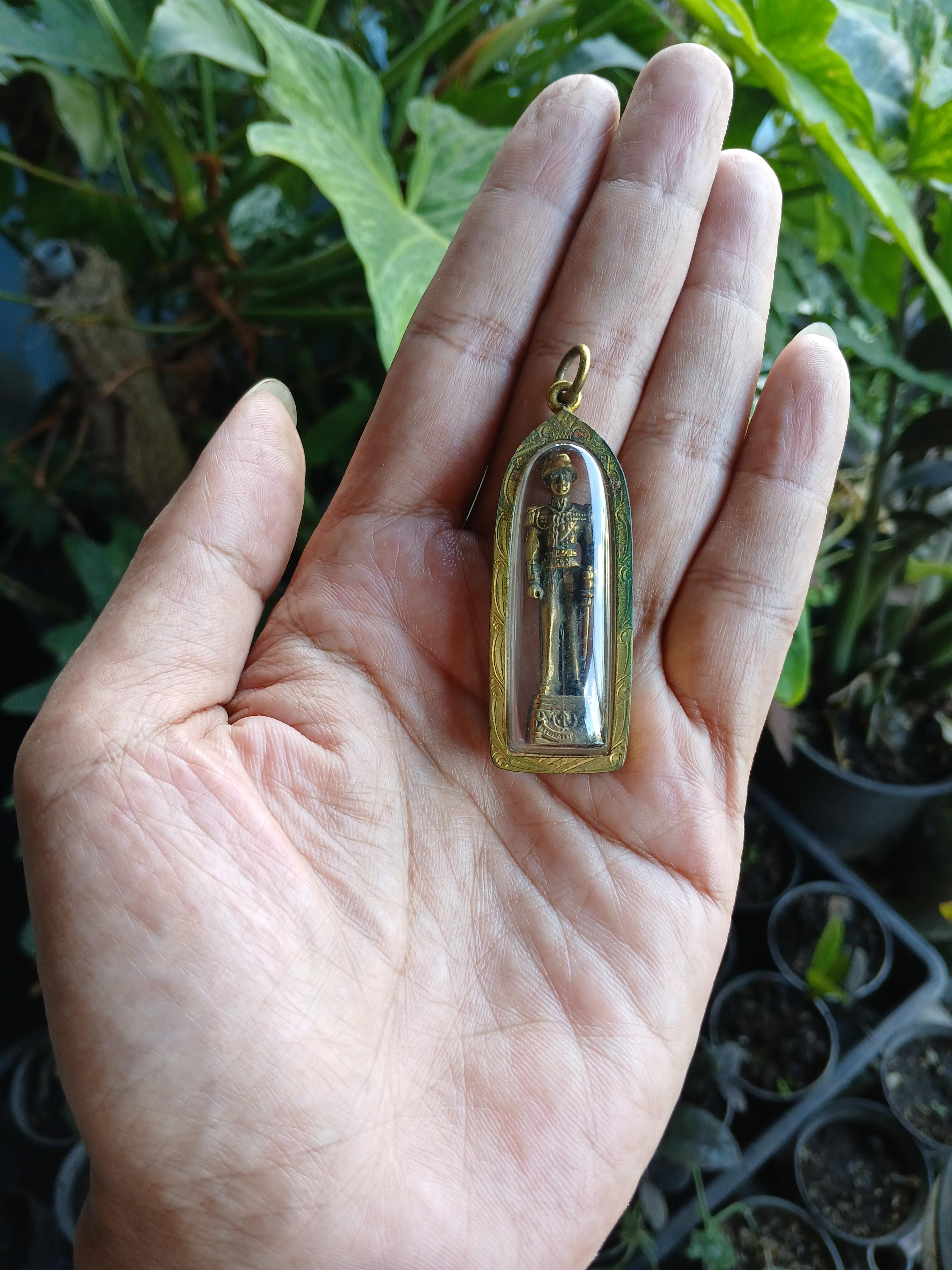 รูปหล่อยืน กรมหลวงชุมพรฯ ออกวัดปากน้ำระยอง ปี 2529 เนื้อโลหะ สมทบทุนสร้างเมรุ พร้อมเลี่ยมเก่าครับ