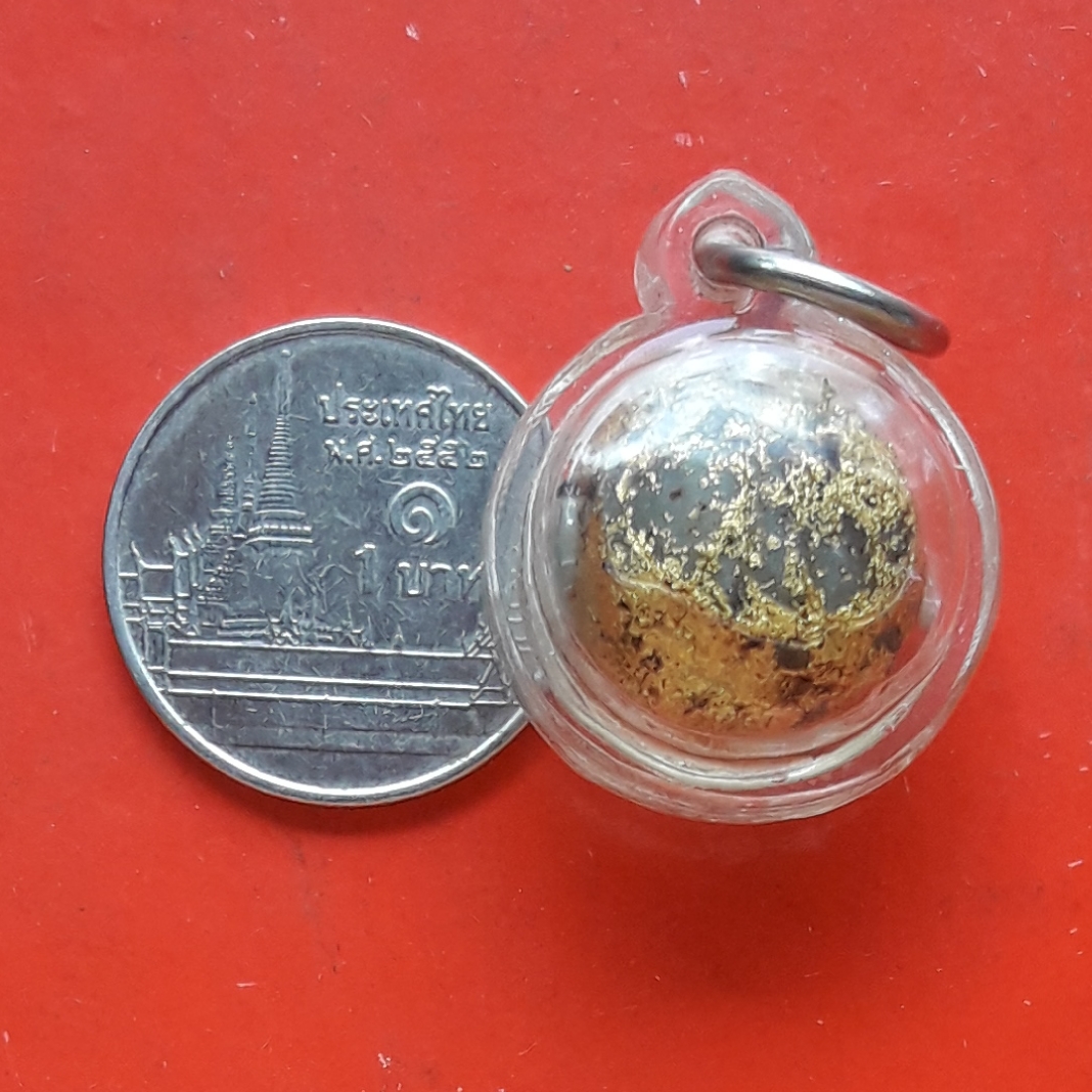 ลูกอมชานหมาก ปิดทอง หลวงปู่หงษ์ พรหมปัญโญ สุสานทุ่งมน จ.สุรินทร์ พร้อมเลี่ยมครับ