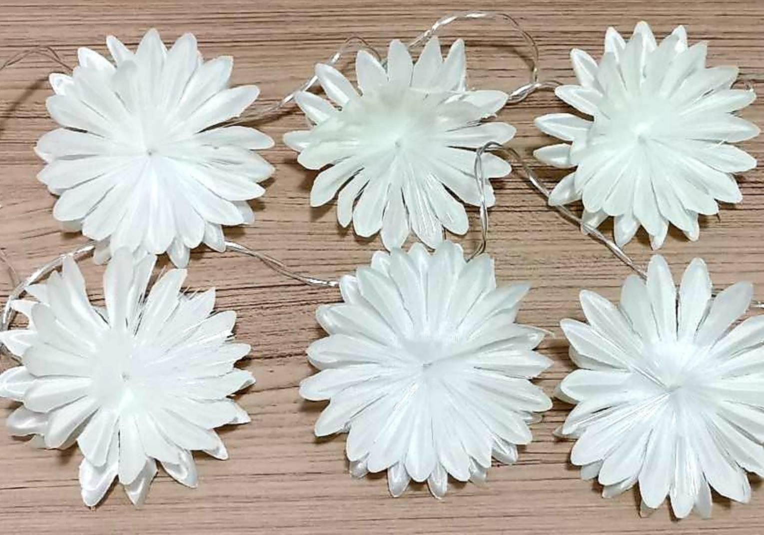 ไฟคริสมาส ไฟปีใหม่ ดอกไม้ไฟ LED flower light จำนวน 20 ดอก สายยาว 5.3 เมตร เเสงชมพู เหลือง ขาว มาพร้อมปลั๊กไฟ ใช้งานได้เลย / ใช้สำหรับเป็นไฟประดับตกเเต่ง ไฟเเฟนซีประดับอาคาร ไฟประดับต้นไม้ ไฟประดับต้นคริสมาส ไฟประดับปีใหม่ ไฟงานวัด ไฟเส้นตกเเต่ง