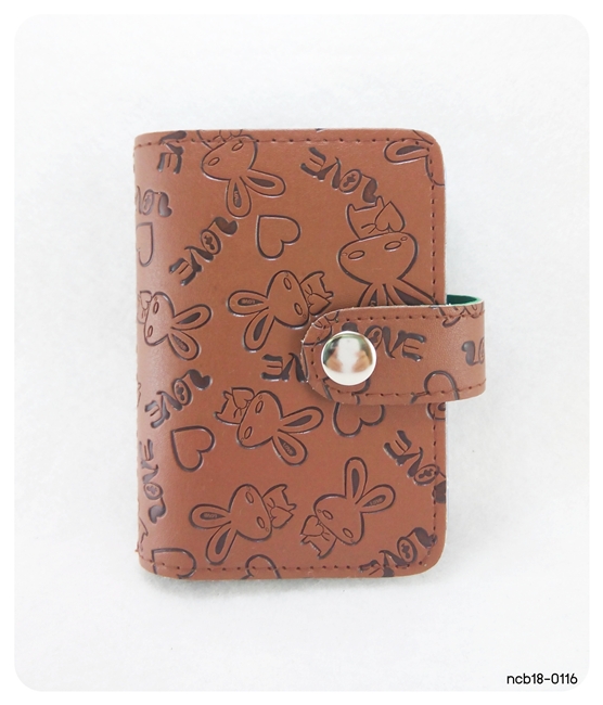 กระเป๋าใส่นามบัตร ลายกระต่าย love พื้นน้ำตาลเข้ม ผิวด้าน (ncb18-0116)