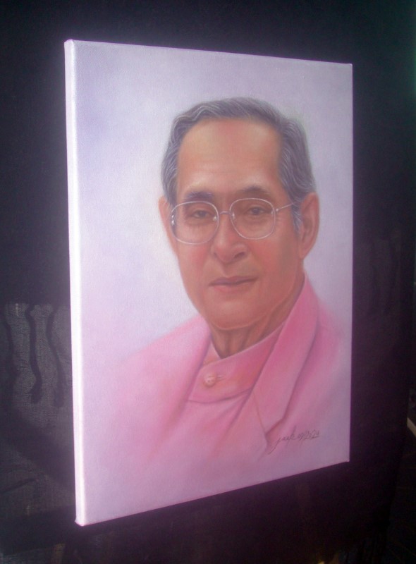 พระบรมฉายาสาทิสลักษณ์ รัชกาลที่ 9 ภาพวาดสีน้ำมัน บนเฟรมผ้าใบ ขนาด 30 x 40 cm. งานเพ้นท์ไม่ใช่งานพิมพ์หรือโปสเตอร์ครับ