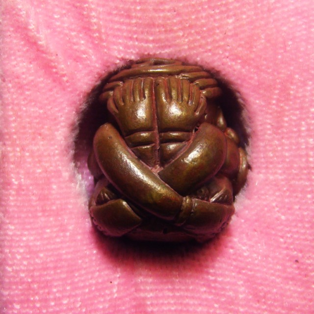 ลูกอมพระปิดตาสอดเข่ามหายันต์ ขุนพันธ์พุทธาคมเขาอ้อ ปี 2544 เนื้อทองแดงเถื่อน หมายเลข ๒๐๕ พร้อมกล่องเดิมครับ