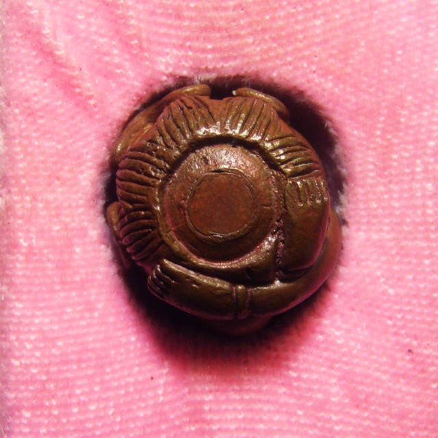 ลูกอมพระปิดตาสอดเข่ามหายันต์ ขุนพันธ์พุทธาคมเขาอ้อ ปี 2544 เนื้อทองแดงเถื่อน หมายเลข ๒๐๕ พร้อมกล่องเดิมครับ