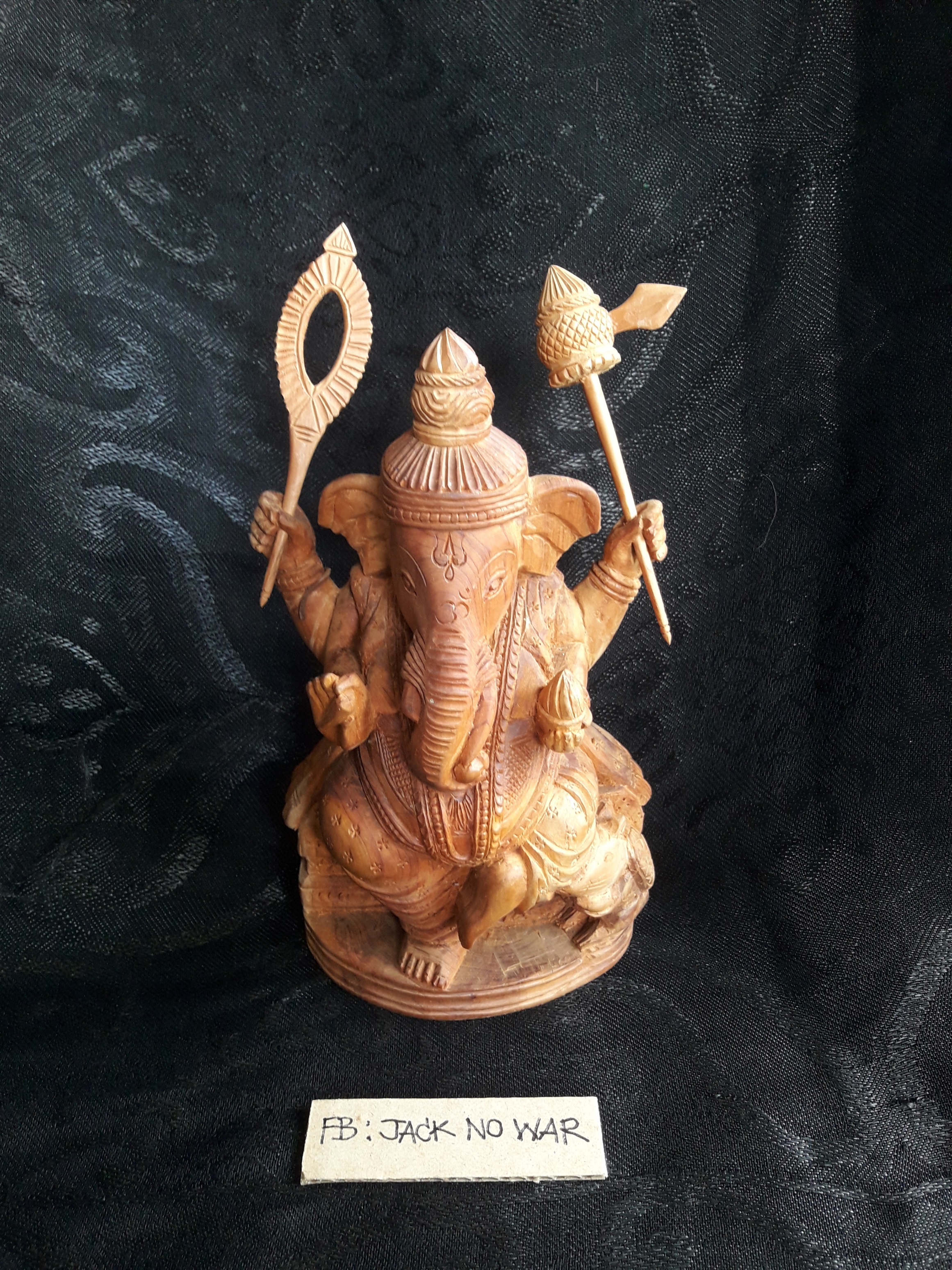 พระพิฆเนศ เทพเจ้าแห่งความสำเร็จ ไม้แกะสลัก งานช่างฝีมือปราณีต ศิลป์ดีมีรายละเอียด ศาสตราวุธถอดได้ 2 ชิ้น ขนาดฐานกว้าง 4 นิ้ว สูง 7 นิ้วครับ