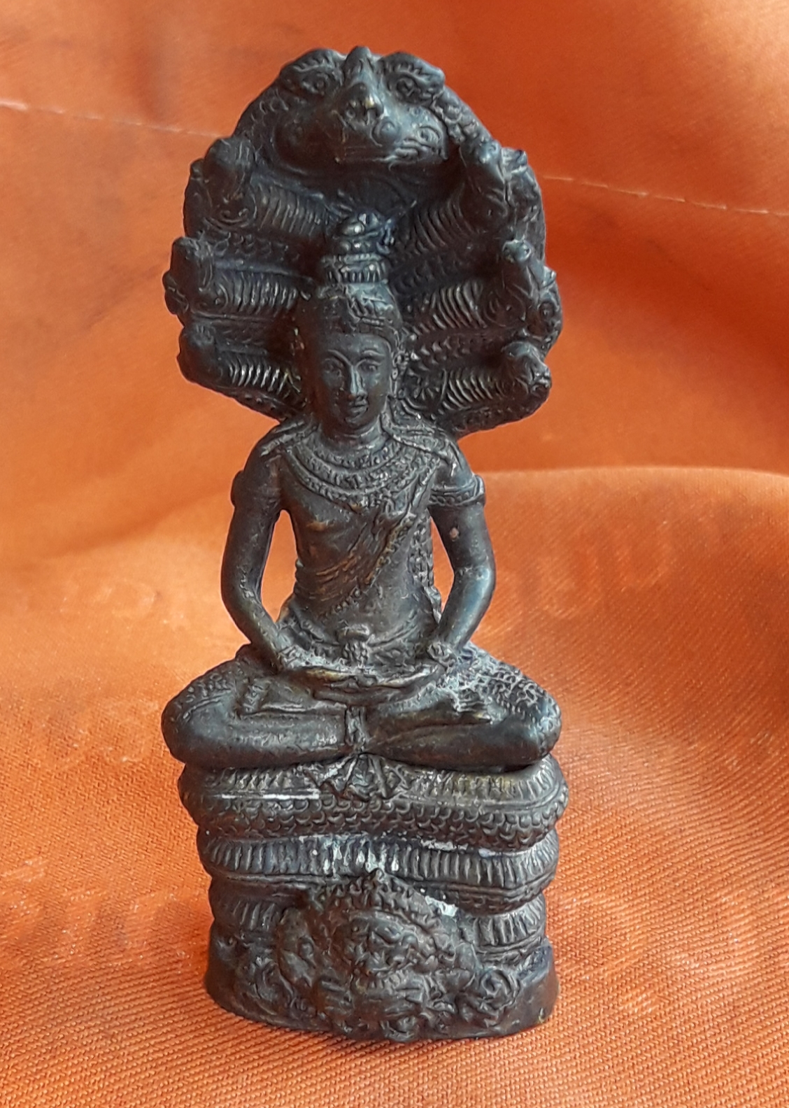 พระนาคปรก 7 เศียร เนื้อโลหะ 2 ถอด ขนาดตั้งหน้ารถ หน้าตัก 1.2 นิ้ว สูงรวม 3.2 นิ้ว ฐานกว้าง 1.2 นิ้ว โดยประมาณ ไม่ทราบที่ครับ