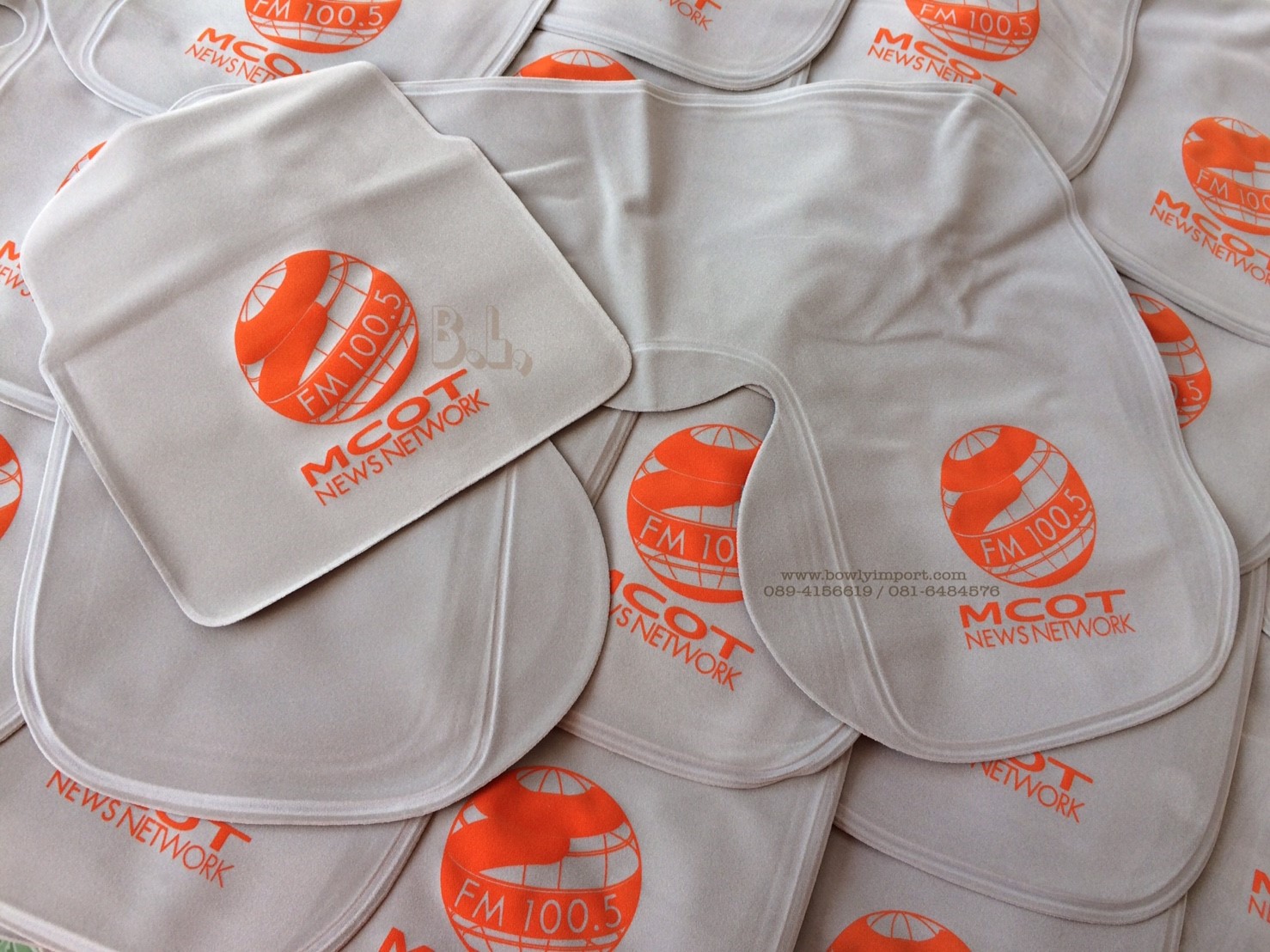 หมอนรองคอเป่าลม เนื้อผ้ากำมะหยี่ พร้อมสกรีนโลโก้