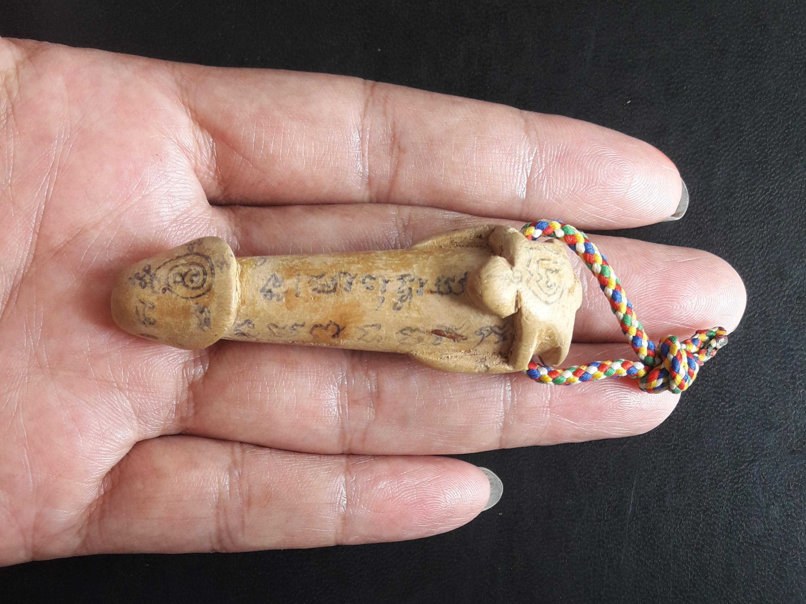 ปลัดขิก ไม้แกะ 2.5 นิ้ว มีจารหมึก ด้านหัวฝังตะกรุด ไม่ทราบที่ครับ