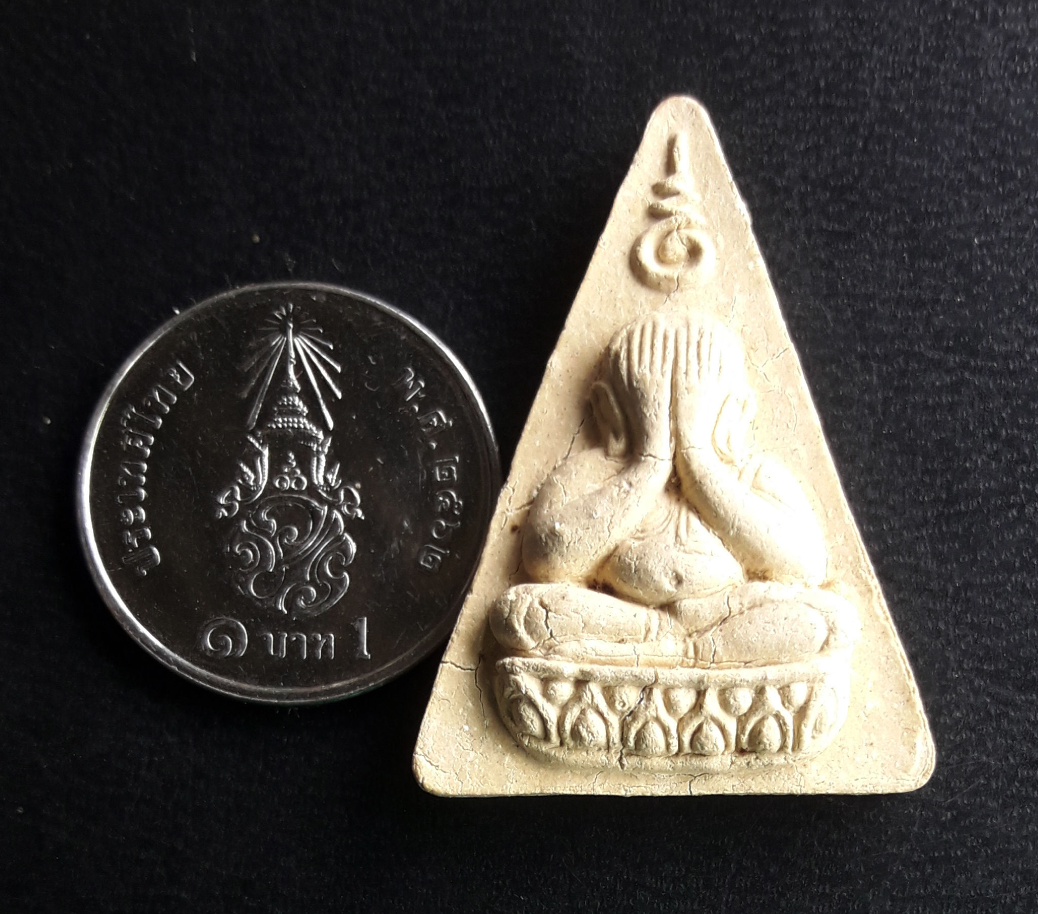 พระปิดตามหาลาภ สมเด็จพระญานสังวร วัดบวรนิเวศวิหาร พิมพ์สามเหลี่ยม หลังตราธรรมจักร ปี 2526