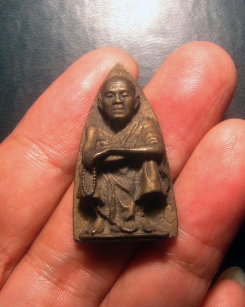 รูปหล่อหลวงพ่อคูณ วัดบ้านไร่ รุ่นเฮงคูณเฮง ปี 2536 พิมพ์เตารีด เนื้อทองฝาบาตร สองโค๊ด