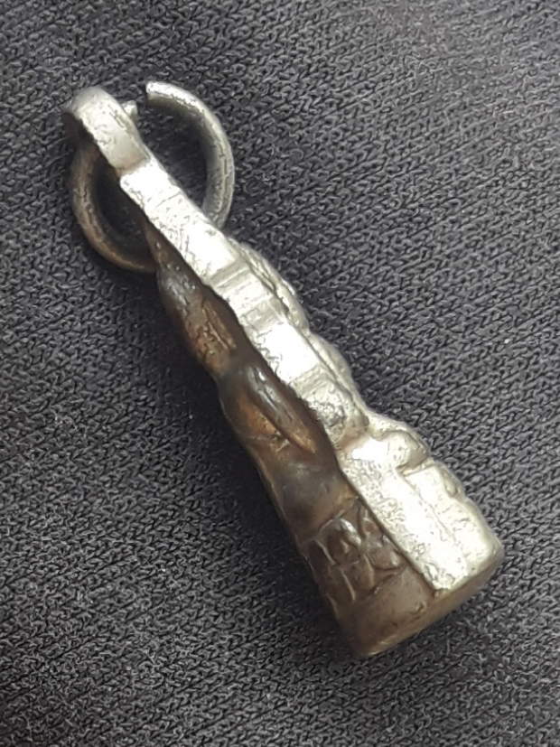 พระกริ่งเล็ก พระพุทธชินราช วัดพระศรีมหาธาตุวรมหาวิหาร (วัดใหญ่) จ.พิษณุโลก ปี 2500 เนื้อโลหะชุบนิเกิล มีหูห่วง อุดกริ่งครับ