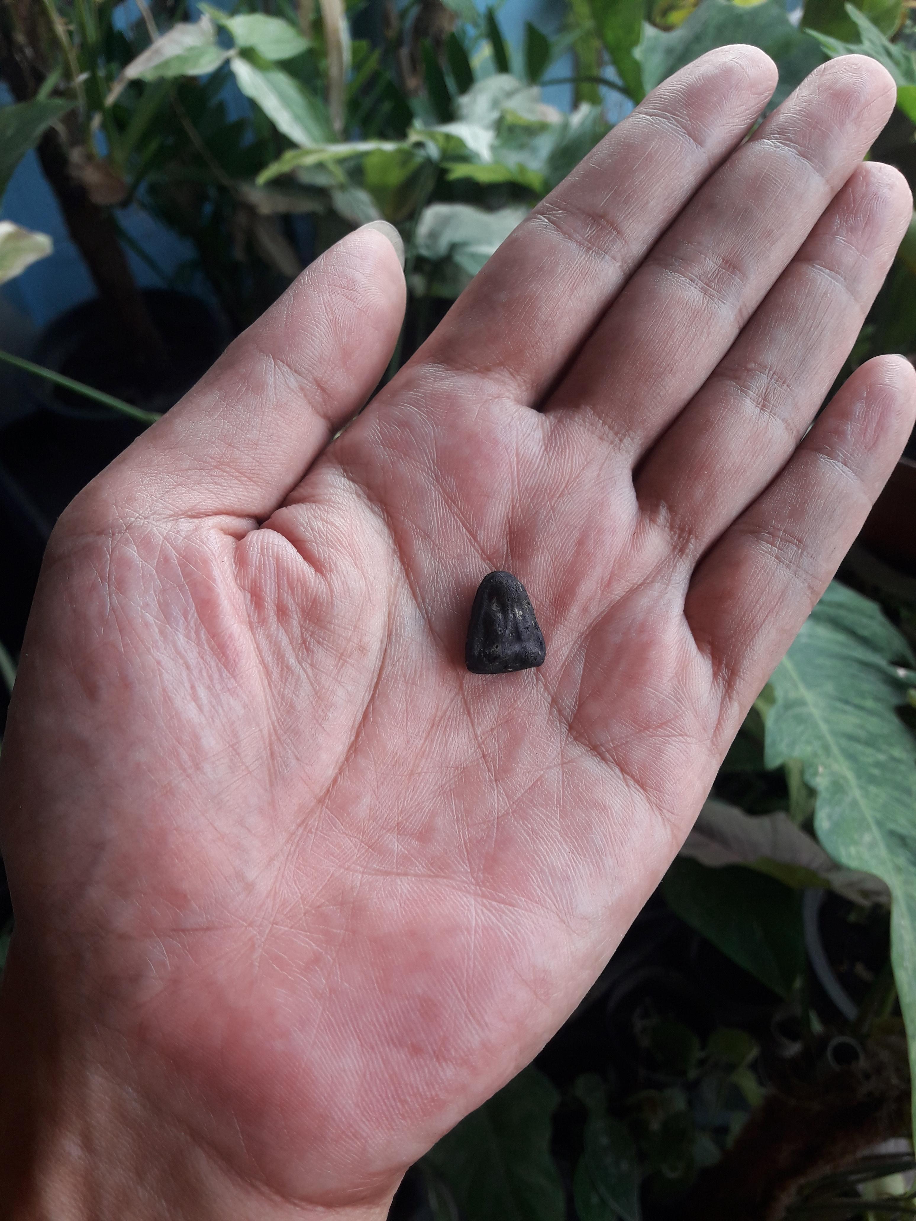 พระปิดตา องค์เล็ก เนื้อผงดำ หลังยันต์ ไม่ทราบที่ครับ