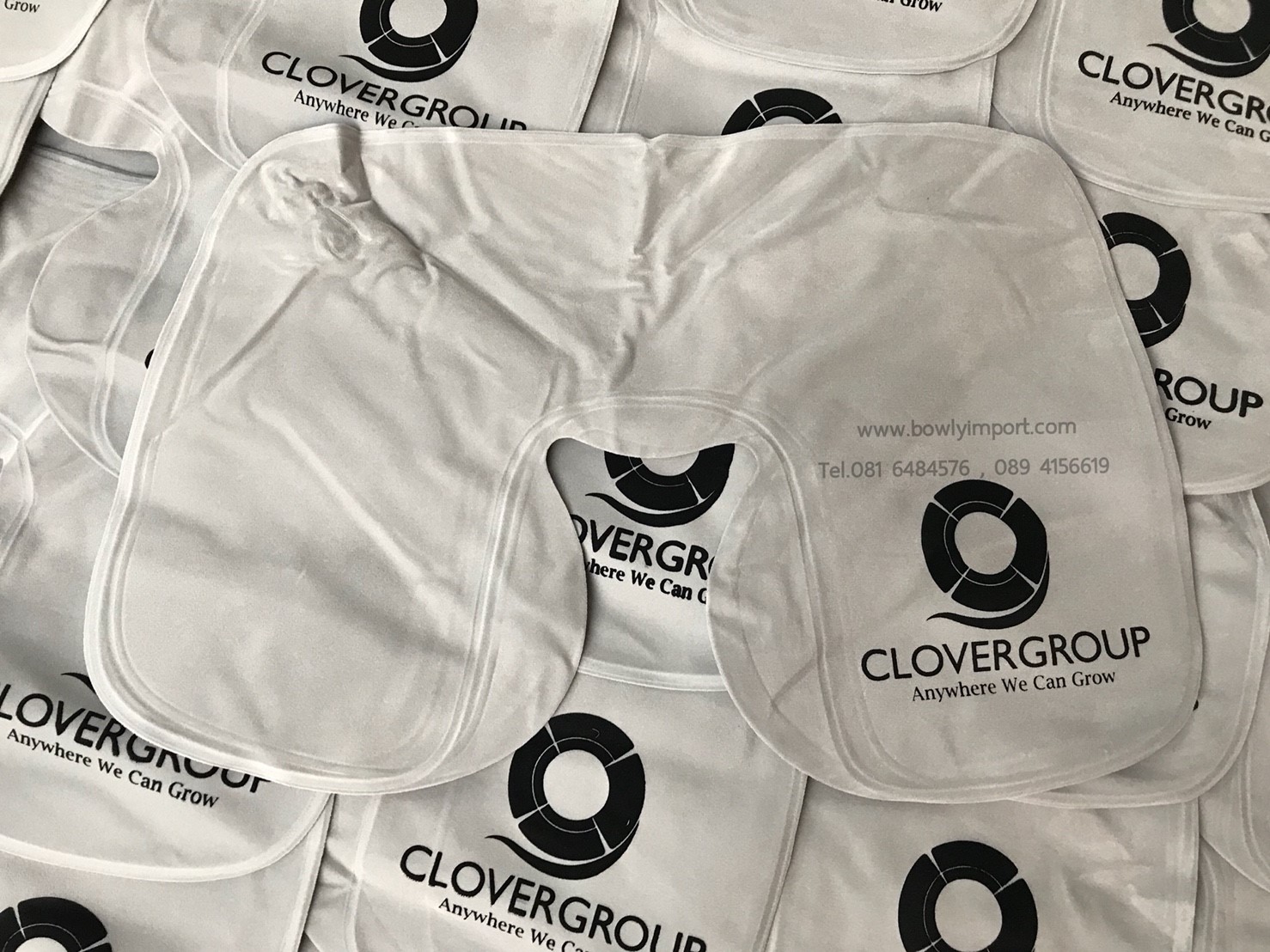 หมอนรองคอเป่าลม เนื้อผ้ากำมะหยี่ พร้อมสกรีนโลโก้