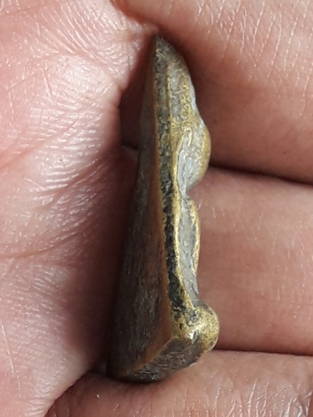 นางพญา พิมพ์เข่าโค้ง เนื้อทองเหลือง ไม่ทราบที่ครับ