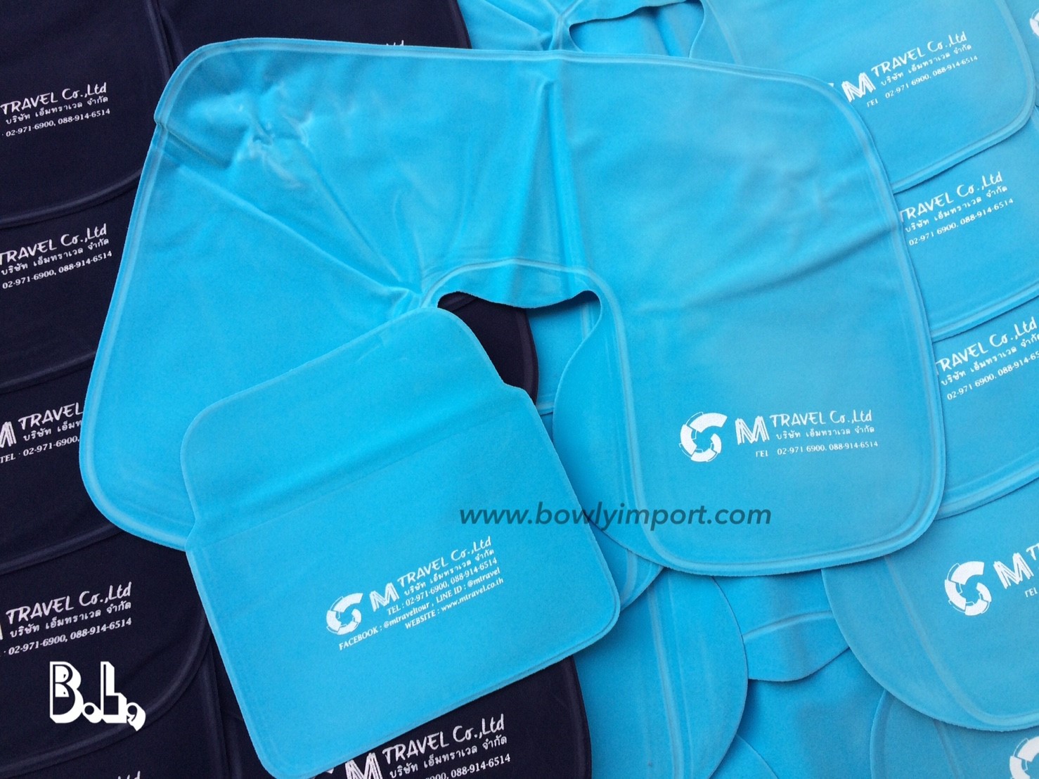 หมอนรองคอเป่าลม เนื้อผ้ากำมะหยี่ พร้อมสกรีนโลโก้