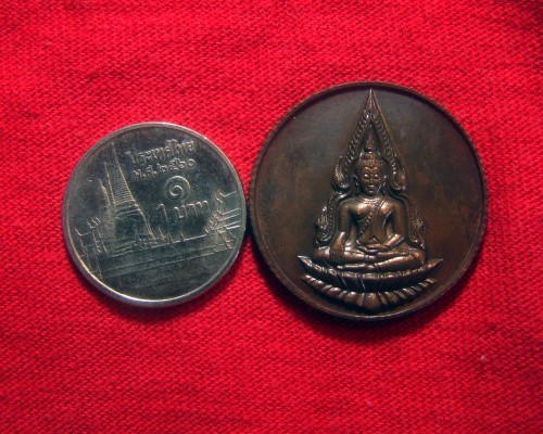 เหรียญพระพุทธชินราช ๘๐ พรรษา สมเด็จพระญาณสังวรฯ วัดบวรนิเวศวิหาร ปี 2536 เนื้อทองแดง ตอกโค๊ด "ด" พร้อมกล่องครับ