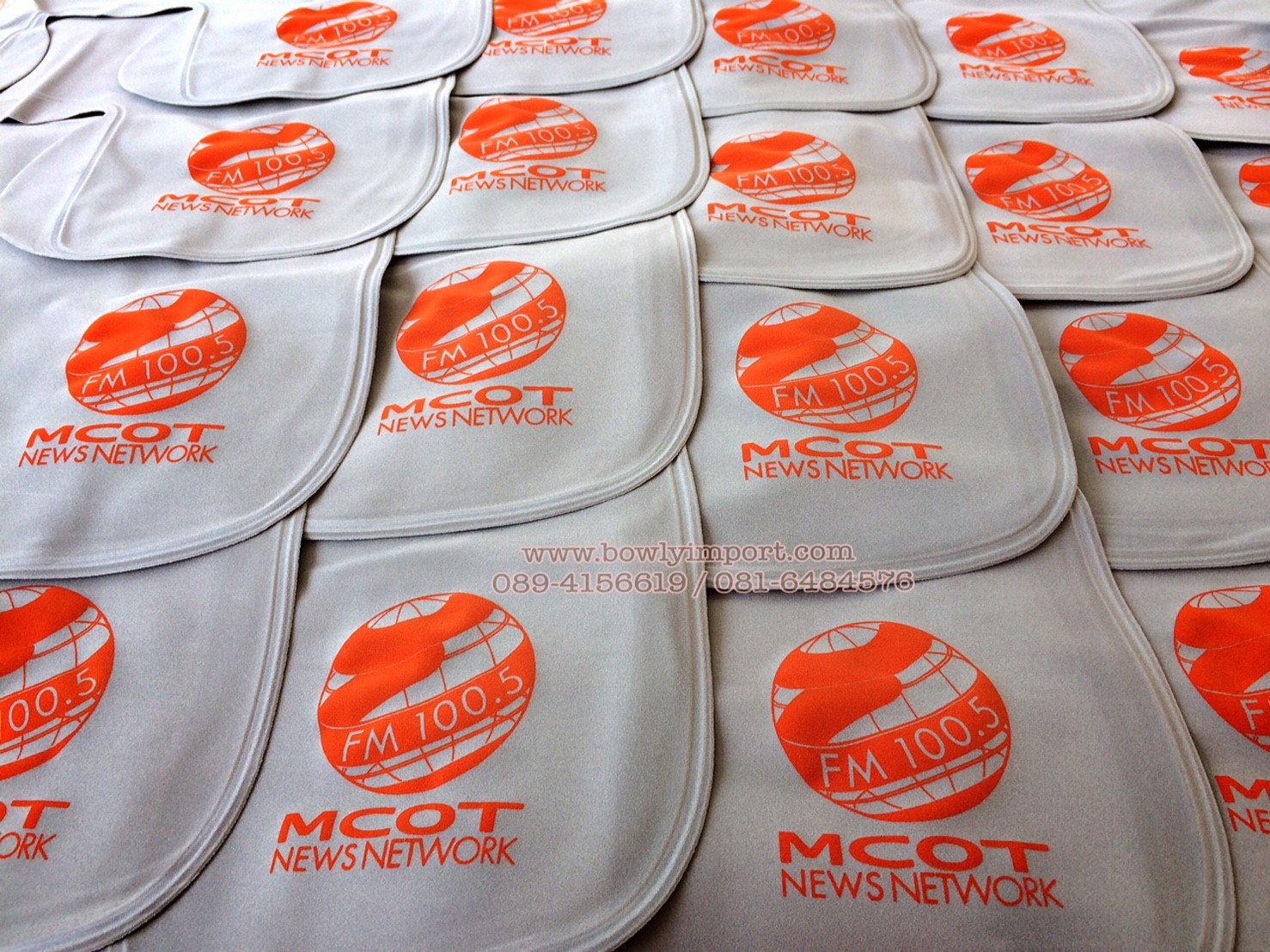 หมอนรองคอเป่าลม เนื้อผ้ากำมะหยี่ พร้อมสกรีนโลโก้