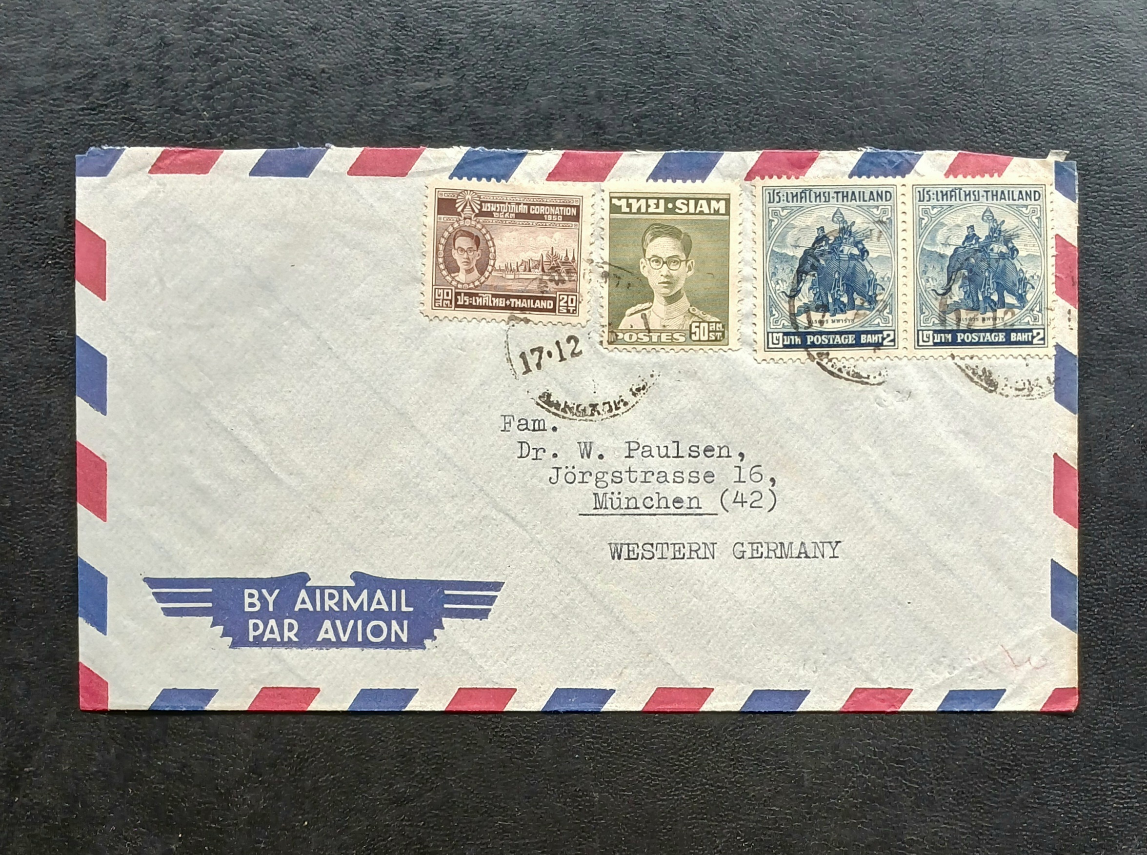 ซองจดหมายเก่า ปี 2498 (1955) BANGKOK-WESTERN GERMANY ติดแสตมป์พระรูป ร.9 SIAM ปี 2492, บรมราชาภิเษก ปี 2493, พระนเรศวร ปี 2498 (ราคาหน้าดวง รวม 4 บาท 70 สตางค์) มีตราประทับ ไปรษณีย์กลาง 1955