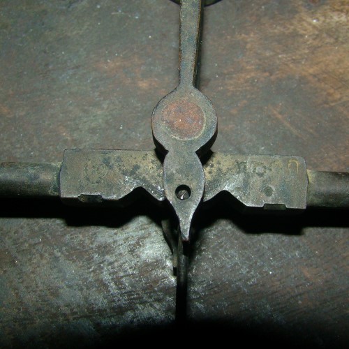 ตาชั่งโบราณ ชั่งทอง ชั่งของชิ้นเล็ก ทำจากโลหะ มีตอกตราครุฑ และเลข ๓๐๐ ก สภาพดีครับ