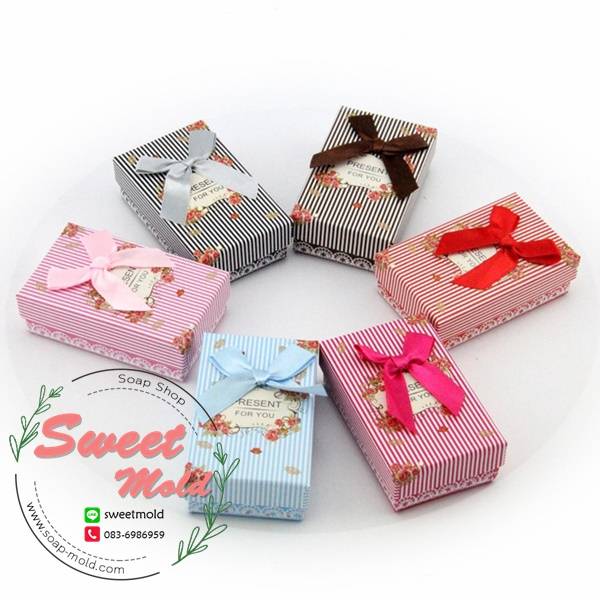 กล่องกระดาษแบบฝาปิดผูกโบว์คละลาย 5x8x2.5 cm. 24 ชิ้น รหัสสินค้า: 005066