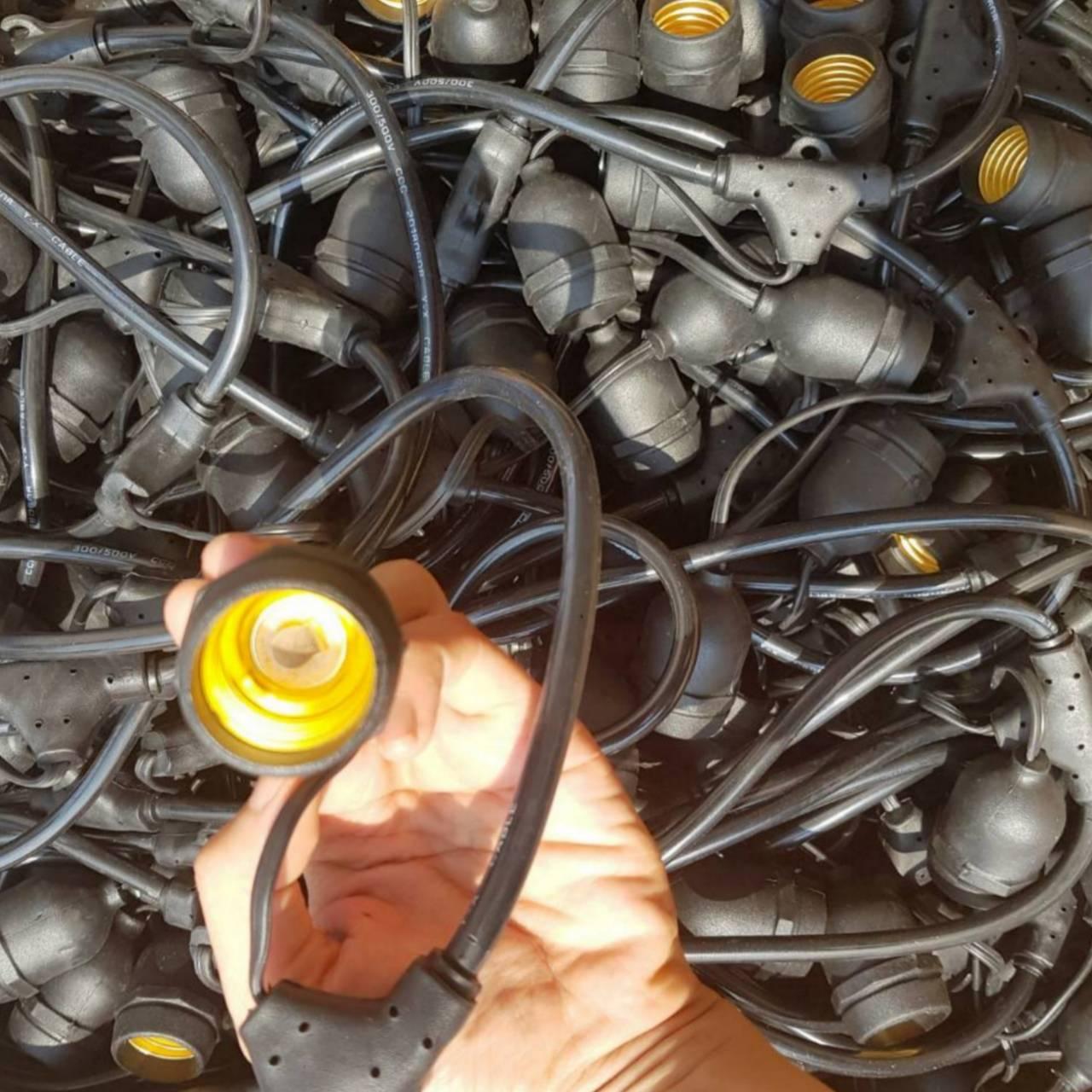 [ฟรี !! ปลั๊กกันน้ำ ] ชุดสายไฟราว สายไฟห้อยระย้า ไฟระย้าปิงปอง สายไฟห้อย ยาว 5 เมตร แบบขั้วห้อยขั้วระย้า E27 สายสีดำ หนา ทนทาน มั่นใจงานคุณภาพ I ไฟราวสําเร็จรูป สายไฟพร้อมขั้ว e27 ไฟราวปิงปอง ราคา สายไฟปิงปอง ขายไฟราว ราคาไฟราว( ** ราคาไม่รวมหลอด **)