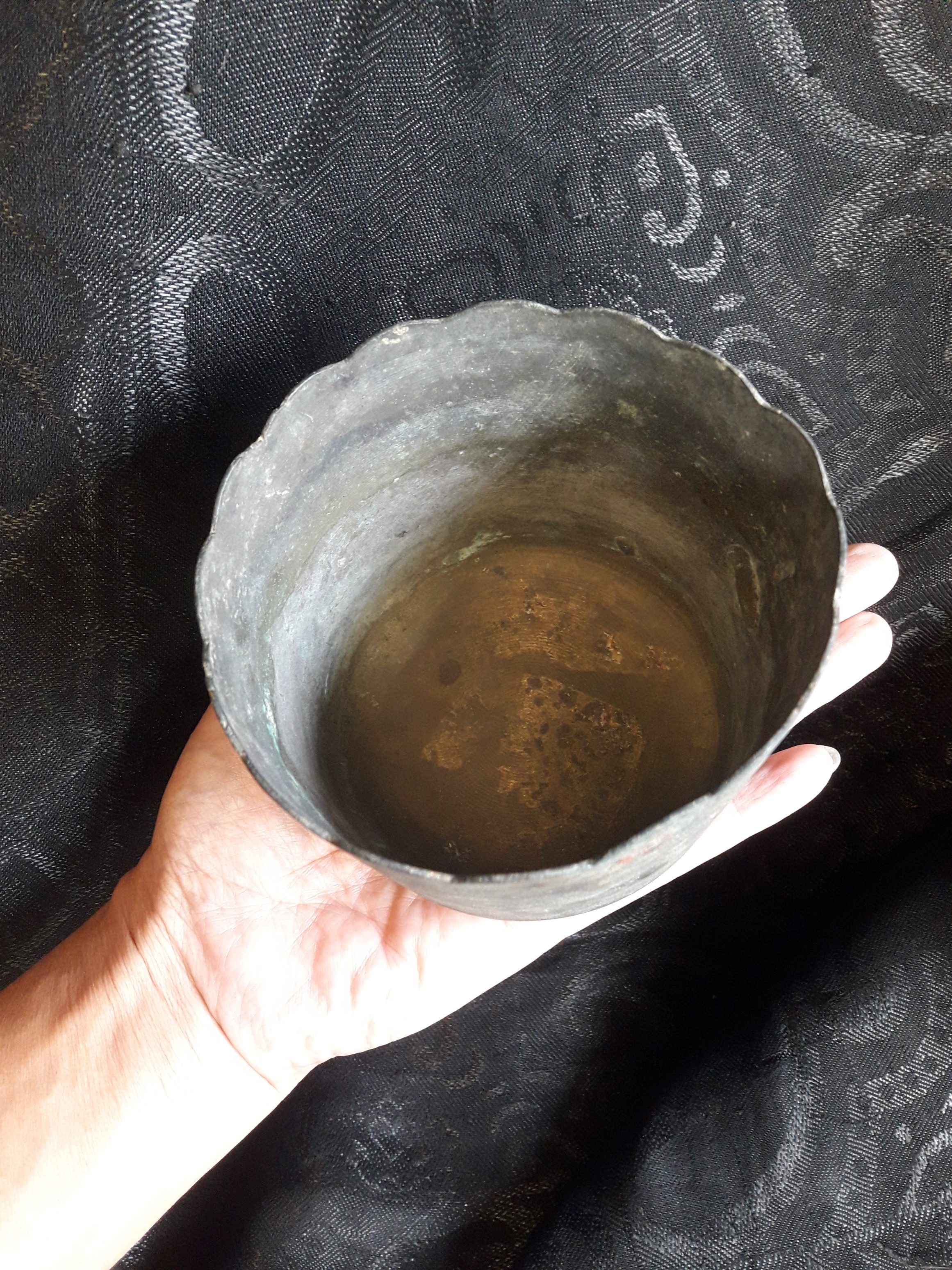 กระถางธูปทองเหลืองเก่า แบบปากจีบ ขนาดเส้นผ่าศูนย์กลางวัดจากปากกระถางธูป 4.5 นิ้ว