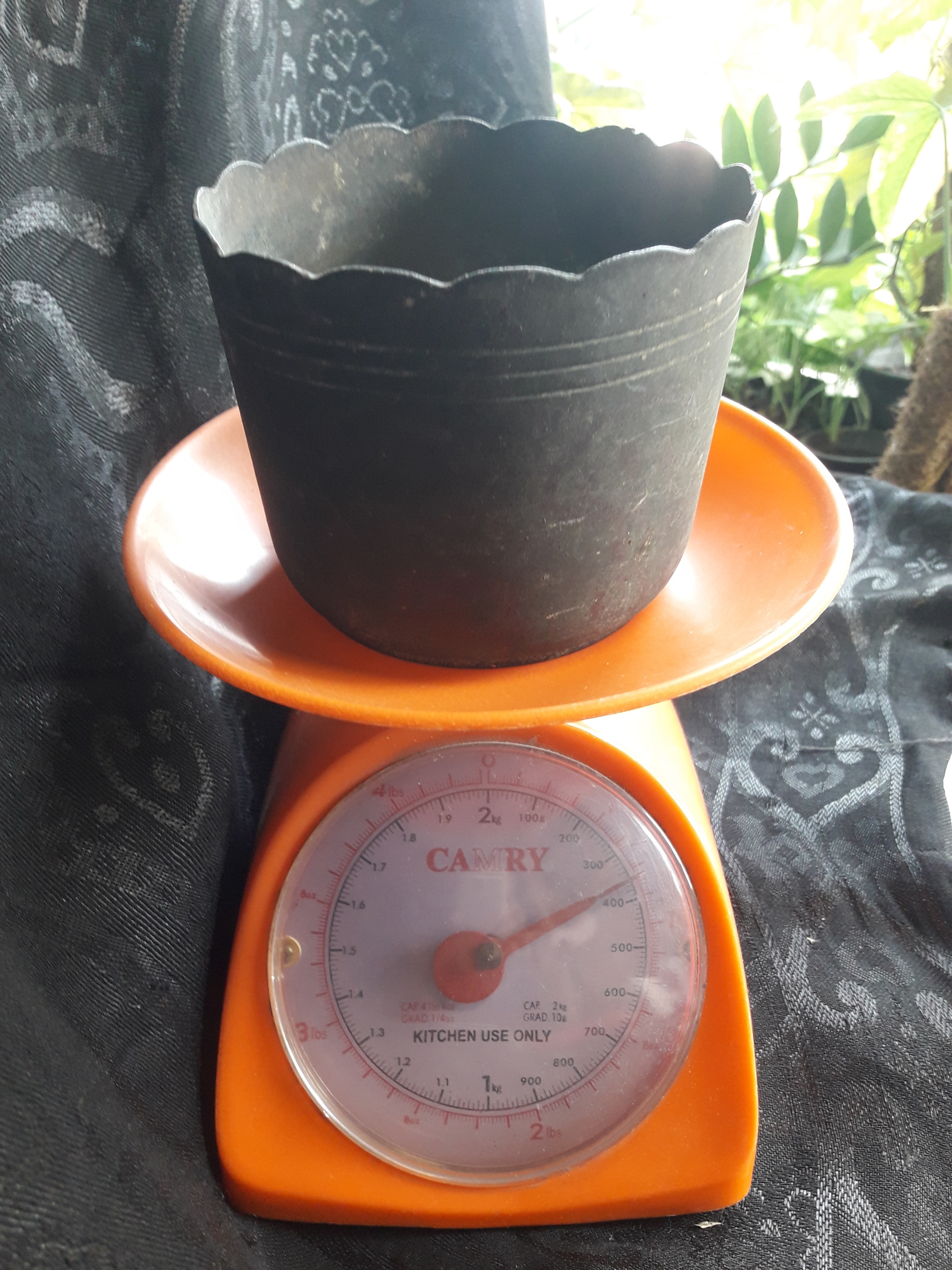 กระถางธูปทองเหลืองเก่า แบบปากจีบ ขนาดเส้นผ่าศูนย์กลางวัดจากปากกระถางธูป 4.5 นิ้ว