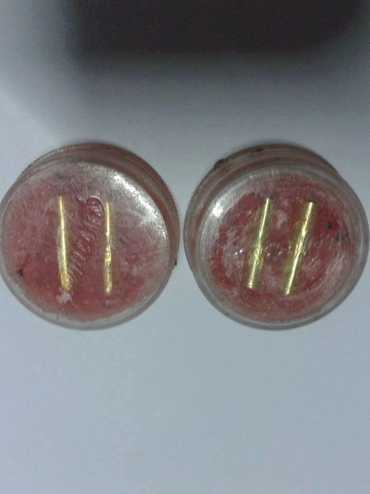 สีผึ้งแดงขุนแผนจูงนางยอดชู้เสน่หาฝั่งตะกรุด2ดอกตำหรับเขมร