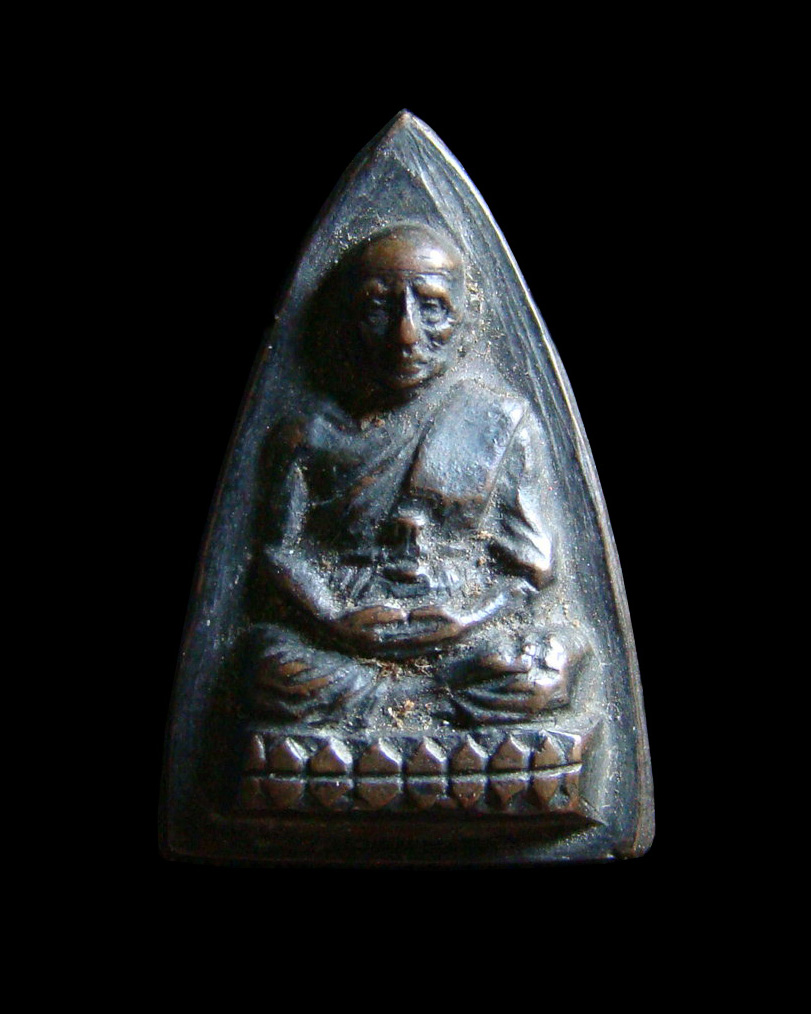 หลวงปู่ทวด พิมพ์สามเหลี่ยมเล็ก กลีบบัว ปี 2508 หลัง รุน 1 วัดช้างไห้ จ.ปัตตานี พร้อมบัตรรับรองครับ