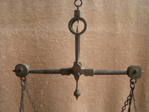 ตาชั่งโบราณ ชั่งทอง ชั่งของชิ้นเล็ก ทำจากโลหะ มีตอกตราครุฑ และเลข ๓๐๐ ก สภาพดีครับ