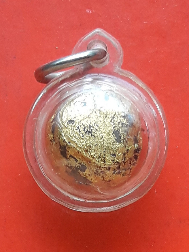 ลูกอมชานหมาก ปิดทอง หลวงปู่หงษ์ พรหมปัญโญ สุสานทุ่งมน จ.สุรินทร์ พร้อมเลี่ยมครับ