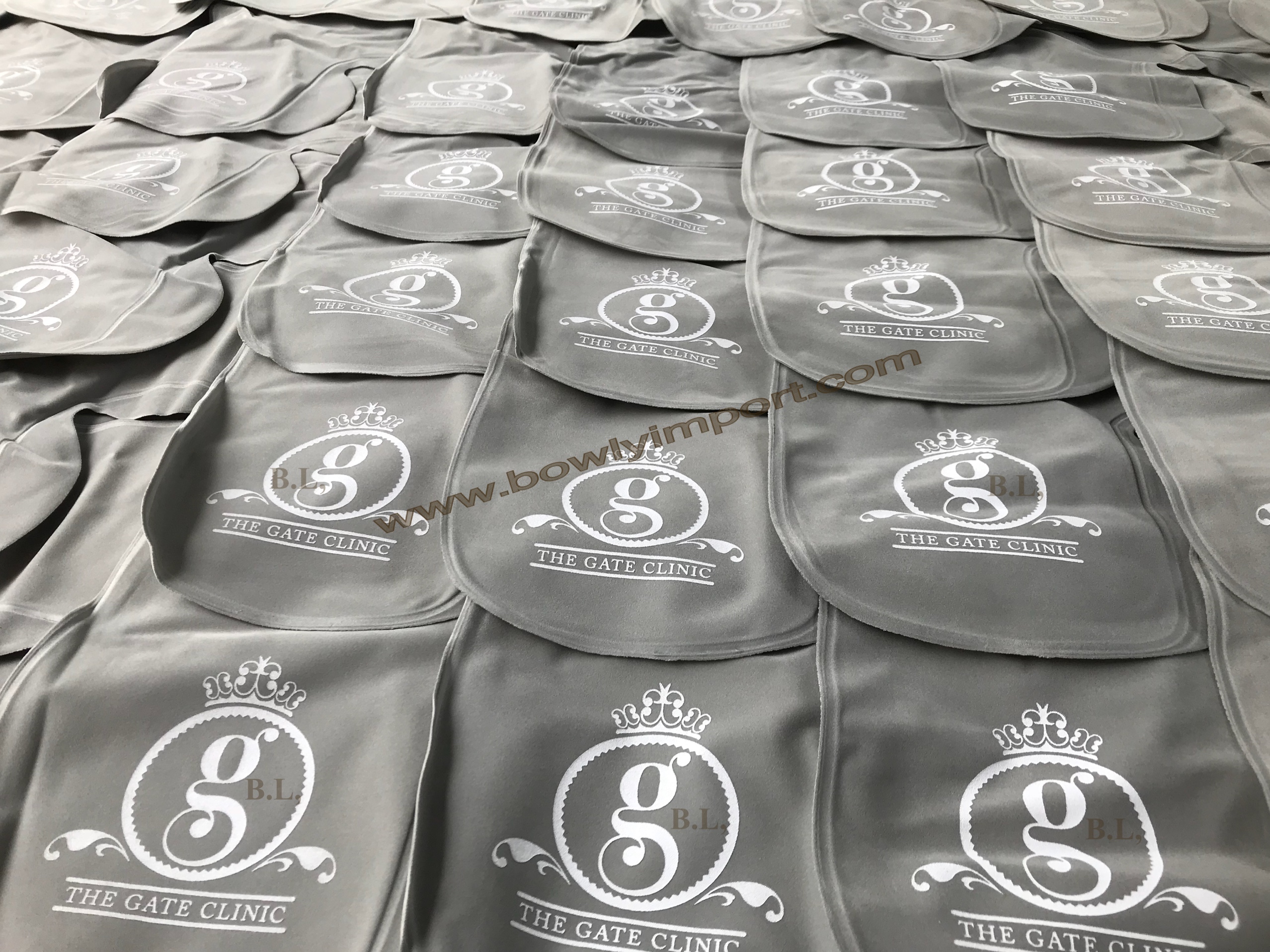 หมอนรองคอเป่าลม เนื้อผ้ากำมะหยี่ พร้อมสกรีนโลโก้