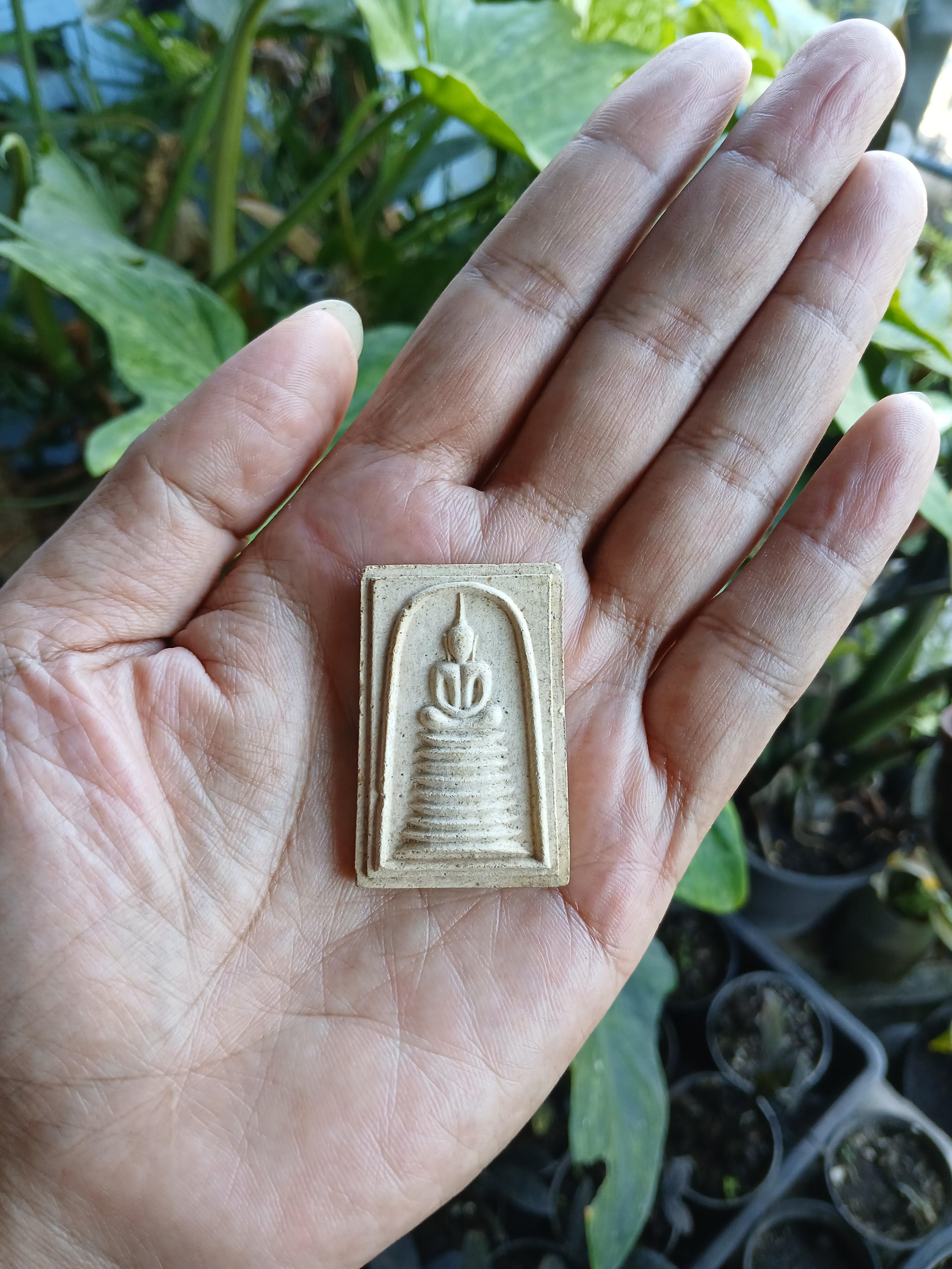 พระสมเด็จ 9 ชั้น หลวงปู่จันทร์ วัดศรีเทพ จ.นครพนม พิมพ์อกร่อง เนื้อขาวอมเหลือง s2