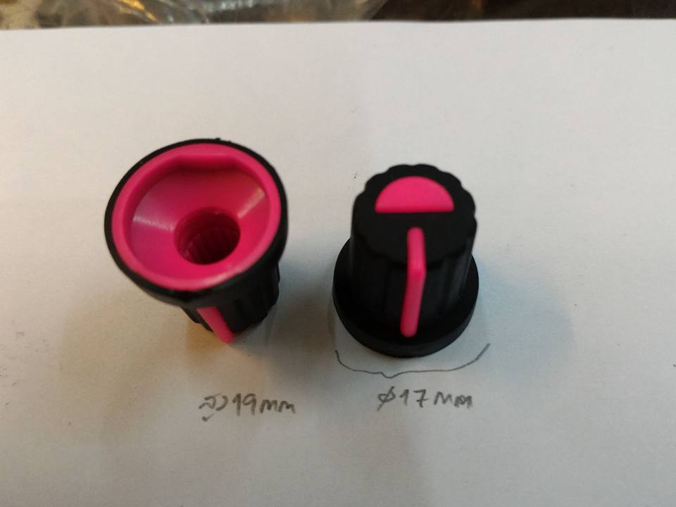 KNOBขนาดเส้นผ่านลูกบิดพลาสติกสีดำคาดชมพูศูนย์กลางอ้วน17มมสูง19มม(17x19mm)