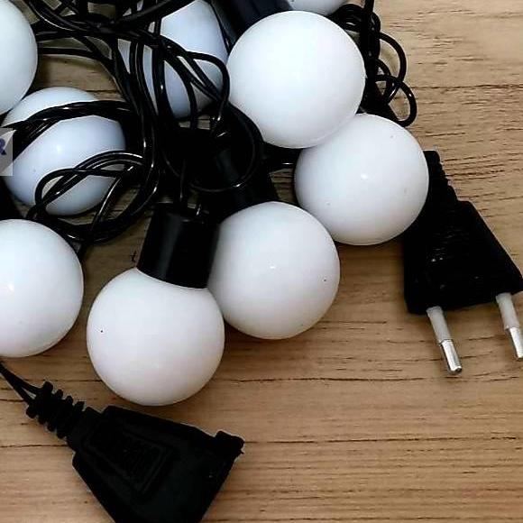 ไฟประดับตกเเต่ง ไฟเส้น led หลอดปิงปองทรงกลม จำนวน 20 หัว ความยาว 6 เมตร ( หลอดขนาดใหญ่กว่าไฟเชอรี่ครับ )สายดำ เเสงสีรวม (เเดง น้ำเงิน เหลือง เขียว)ใช้สำหรับเป็นไฟเเฟนซีประดับอาคาร สถานที่ ตกเเต่งสวน งานปีใหม่ งานลอยกระทง ไฟประดับห้อง ไฟตกเเต่ง led ไฟเส้น