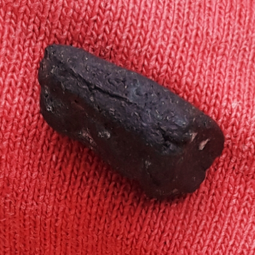 พระปิดตา องค์เล็ก เนื้อผงดำ หลังยันต์ ไม่ทราบที่ครับ