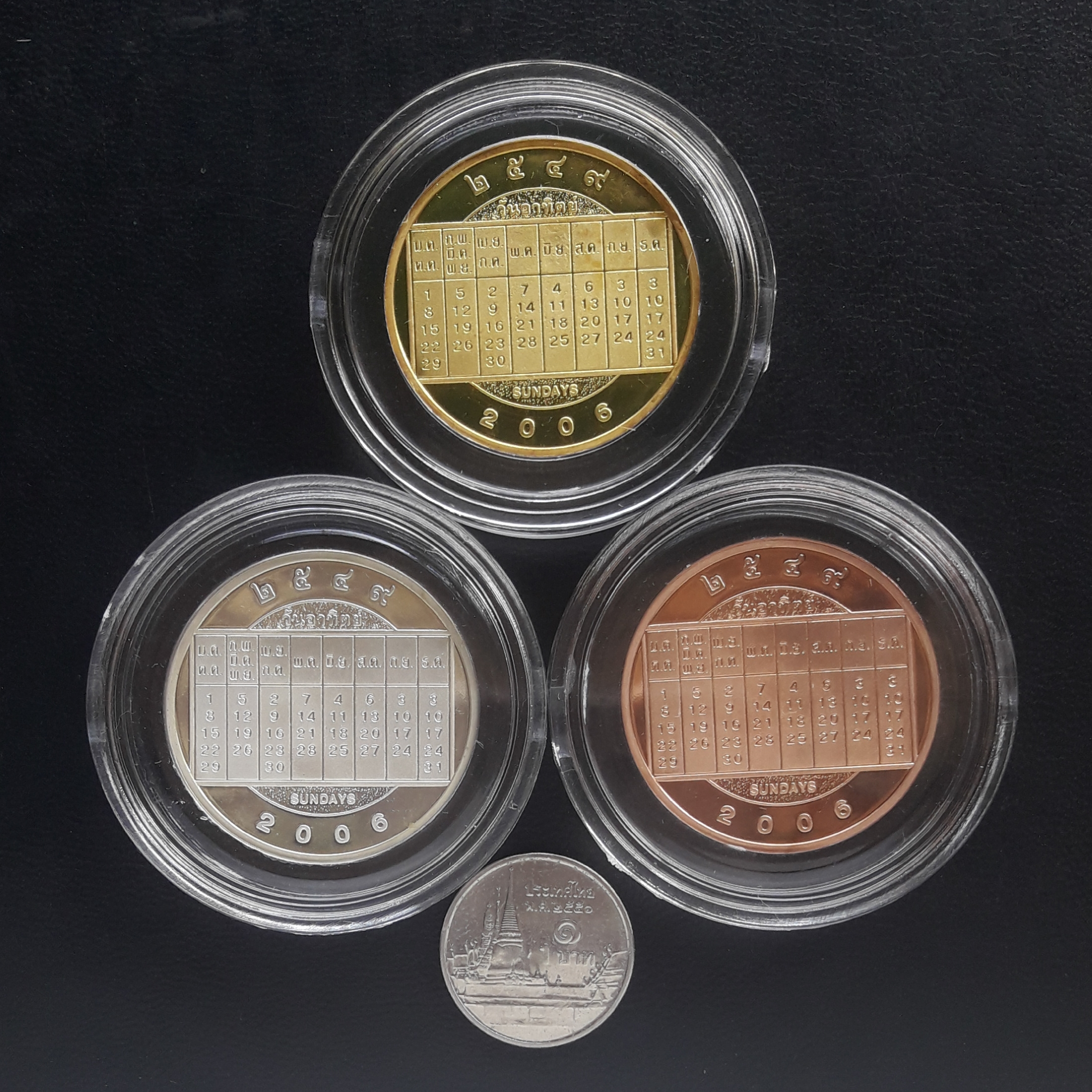 เหรียญที่ระลึกคุณทองแดง ด้านหลังเหรียญเป็นปฏิทินวันหยุดปีจอ ปี ๒๕๔๙ เหรียญชุบขัดเงา สีทอง เงิน นาค ขนาด 3 ซม.ออกโดยกองกาษปณ์ สภาพสวย พร้อมตลับครับ