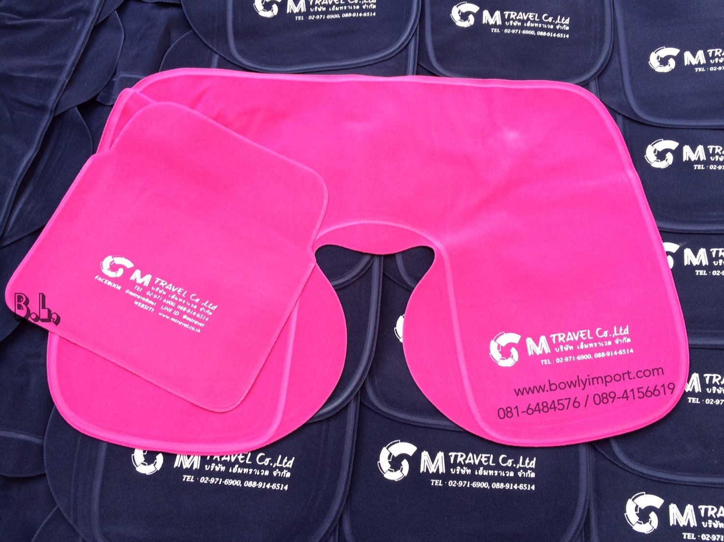 หมอนรองคอเป่าลม เนื้อผ้ากำมะหยี่ พร้อมสกรีนโลโก้